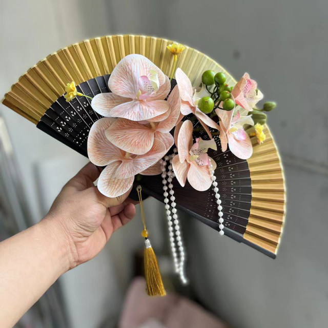 Creative bridal folding fan with bouquets, wedding engagement dressing gown, photo props, Xiuhe new Chinese style bouquets, finished fan