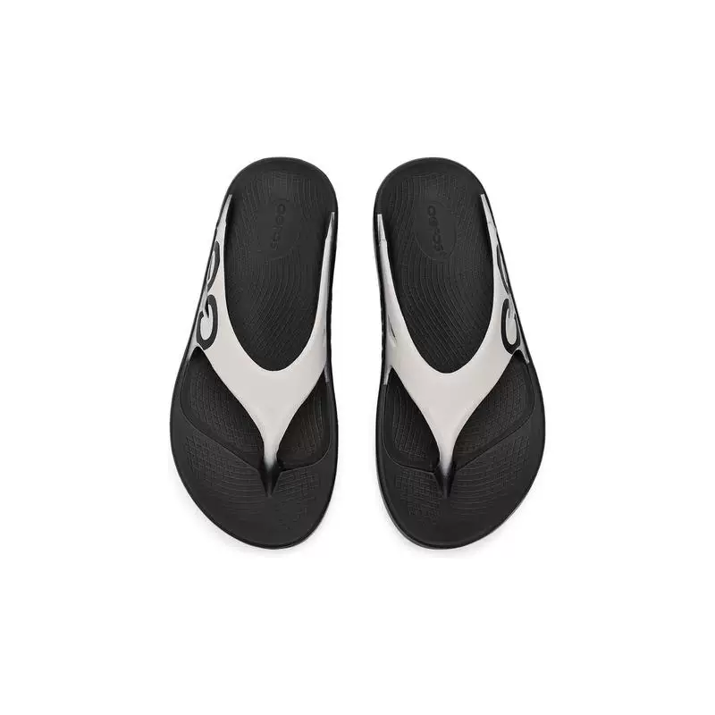 Breathable flip flops with depreciation, rubber sole