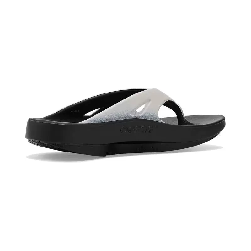 Breathable flip flops with depreciation, rubber sole