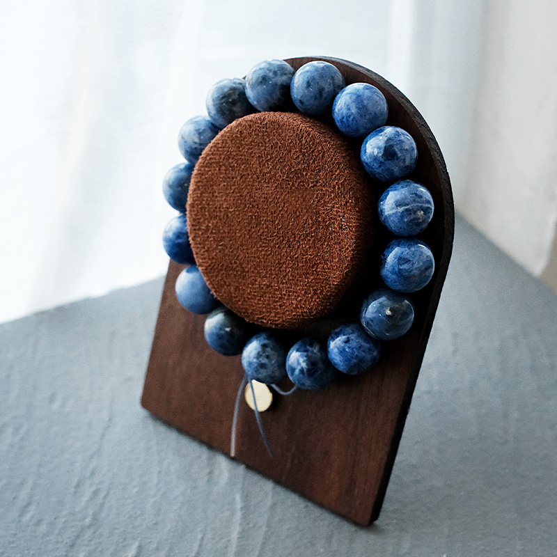 珠宝展陈艺术：首饰架背后的美学与功能