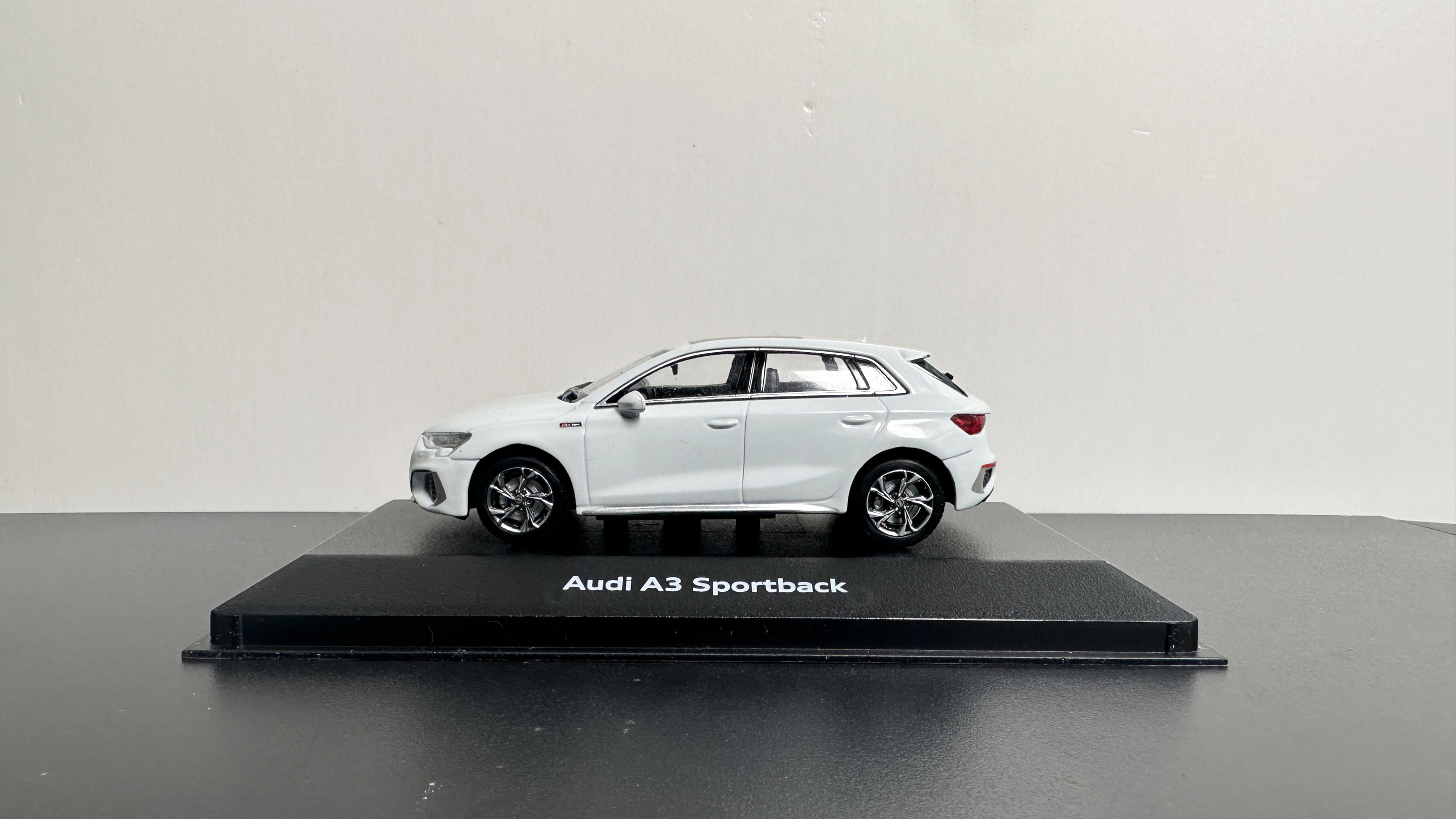 Audi A3 セダン ミニカー1/43 グレイシアホワイト 未開封 Original 1