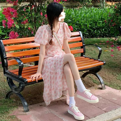 Clearance! A new pink chiffon dress for women's summer, featuring French puffed sleeves, V-neck, and a stunning waist-cinching and slimming floral print dress