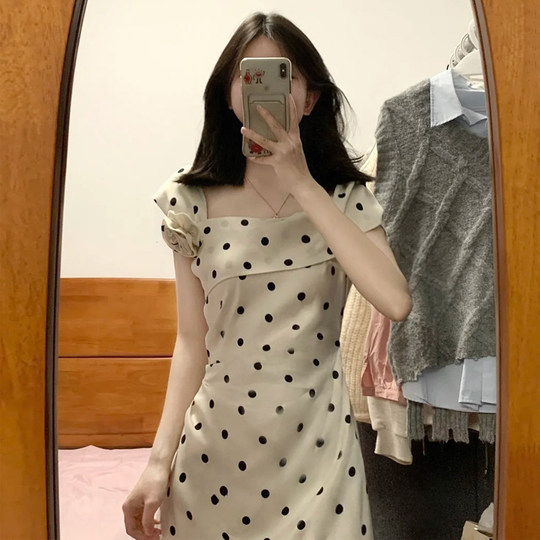 Süßes dreidimensionales Blumen-Tupfenkleid im französischen Stil