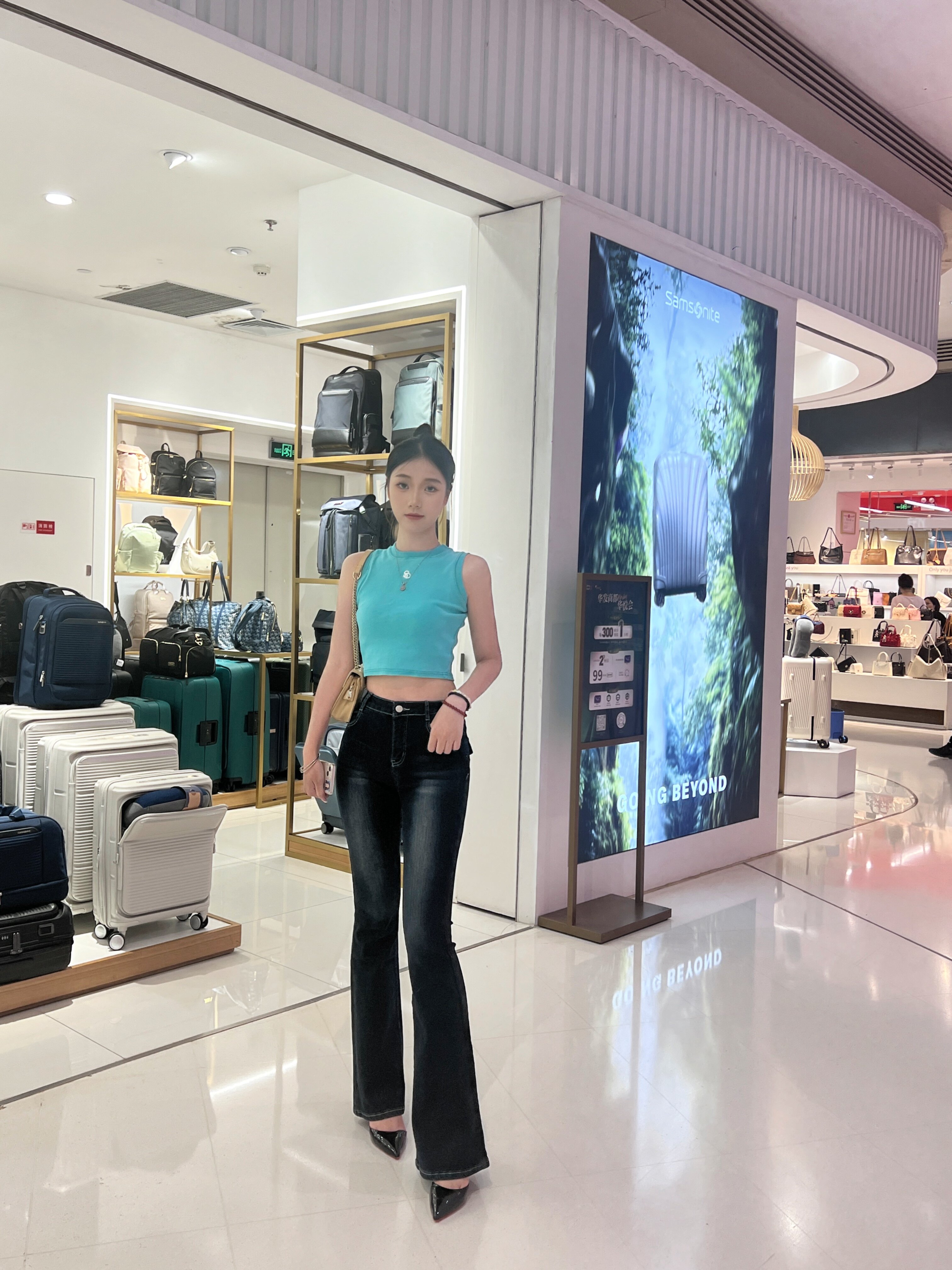 YOYO X2复古深蓝微喇牛仔裤 低腰设计辣妹风十足 提臀剪裁勾勒蜜桃曲线