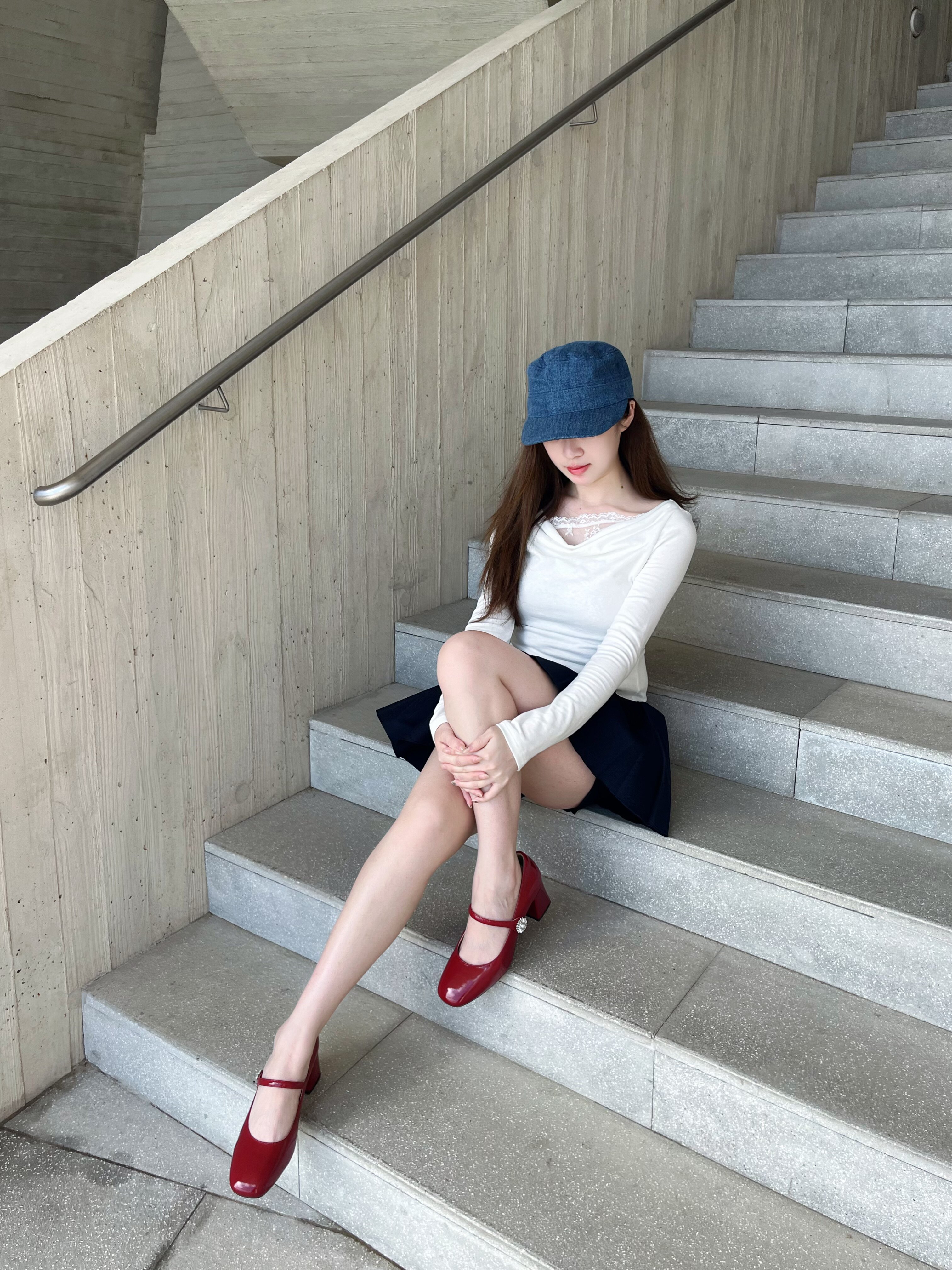 百丽「樱桃」新款复古粗高跟玛丽珍鞋：脚踝间的甜美红宝石