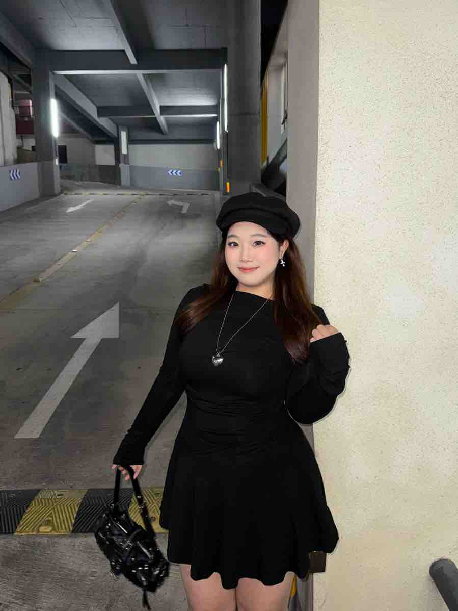 黑泽玄七2026早春新款胖mm收腰针织连衣裙：褶皱遮肉的显瘦自信美学