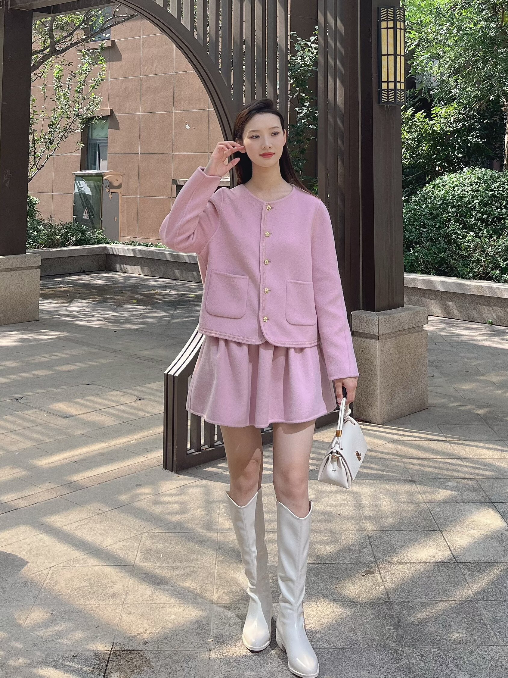 Maison Wester冬季千金风圆领金扣双口袋短款短裙套装：金扣双袋的复古名媛美学