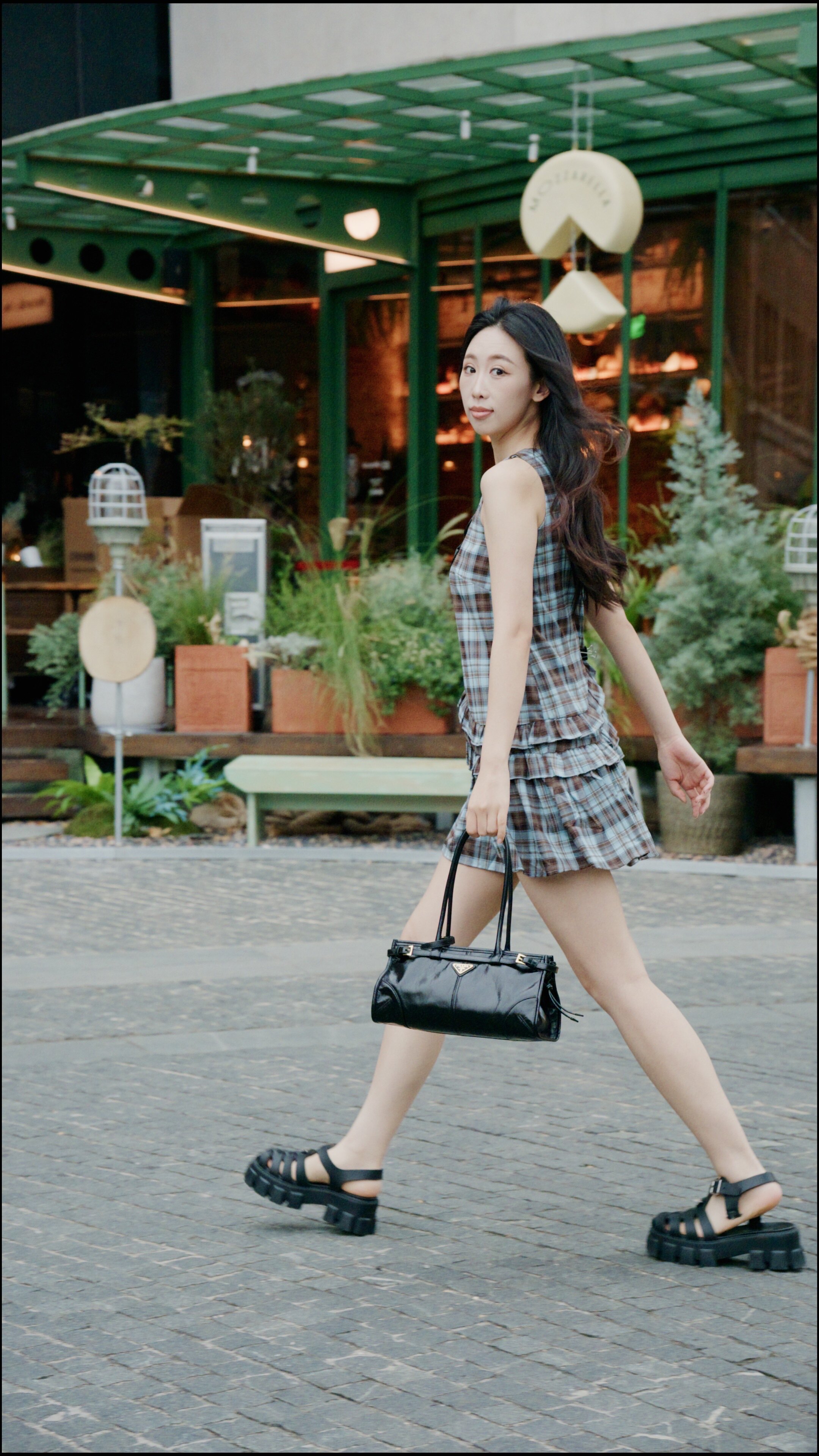 Prada Bonnie中号牛皮手袋 几何廓形融合复古与现代 柔软皮革配经典珐琅三角徽标