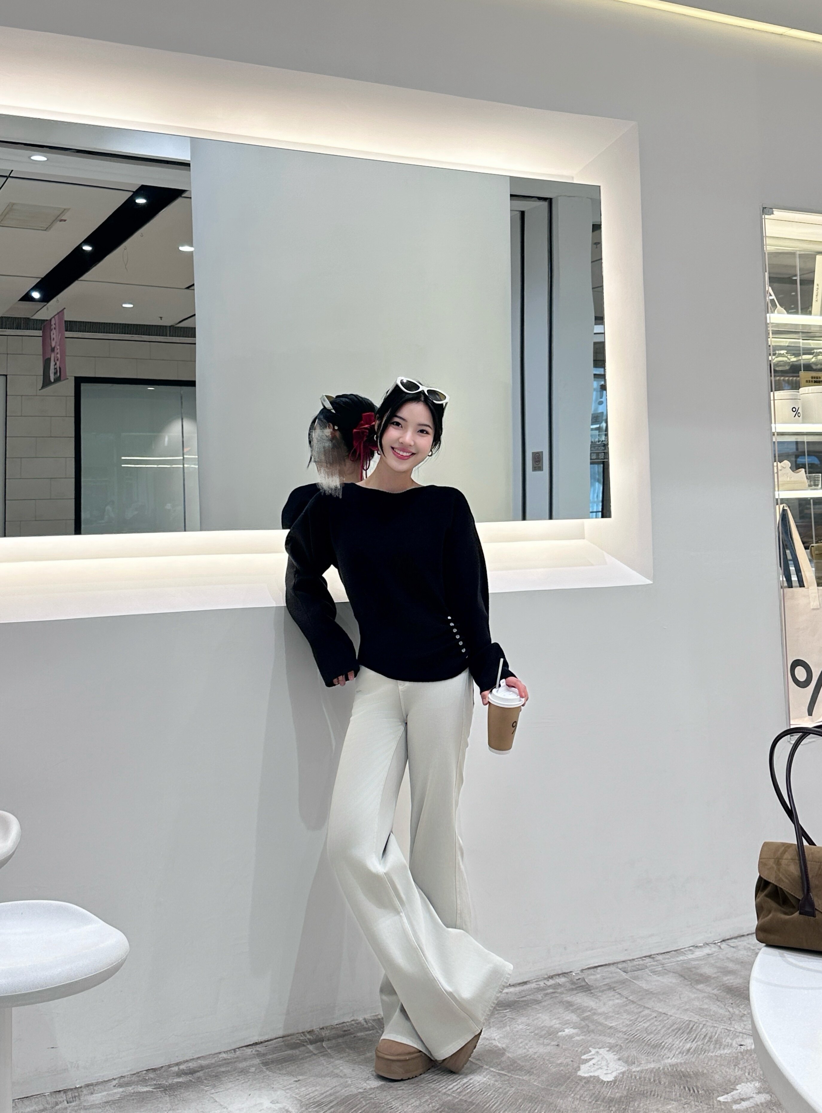 周章章"嘉顿斯"秋冬白色毛衣,斜肩收腰设计穿出温柔高级感