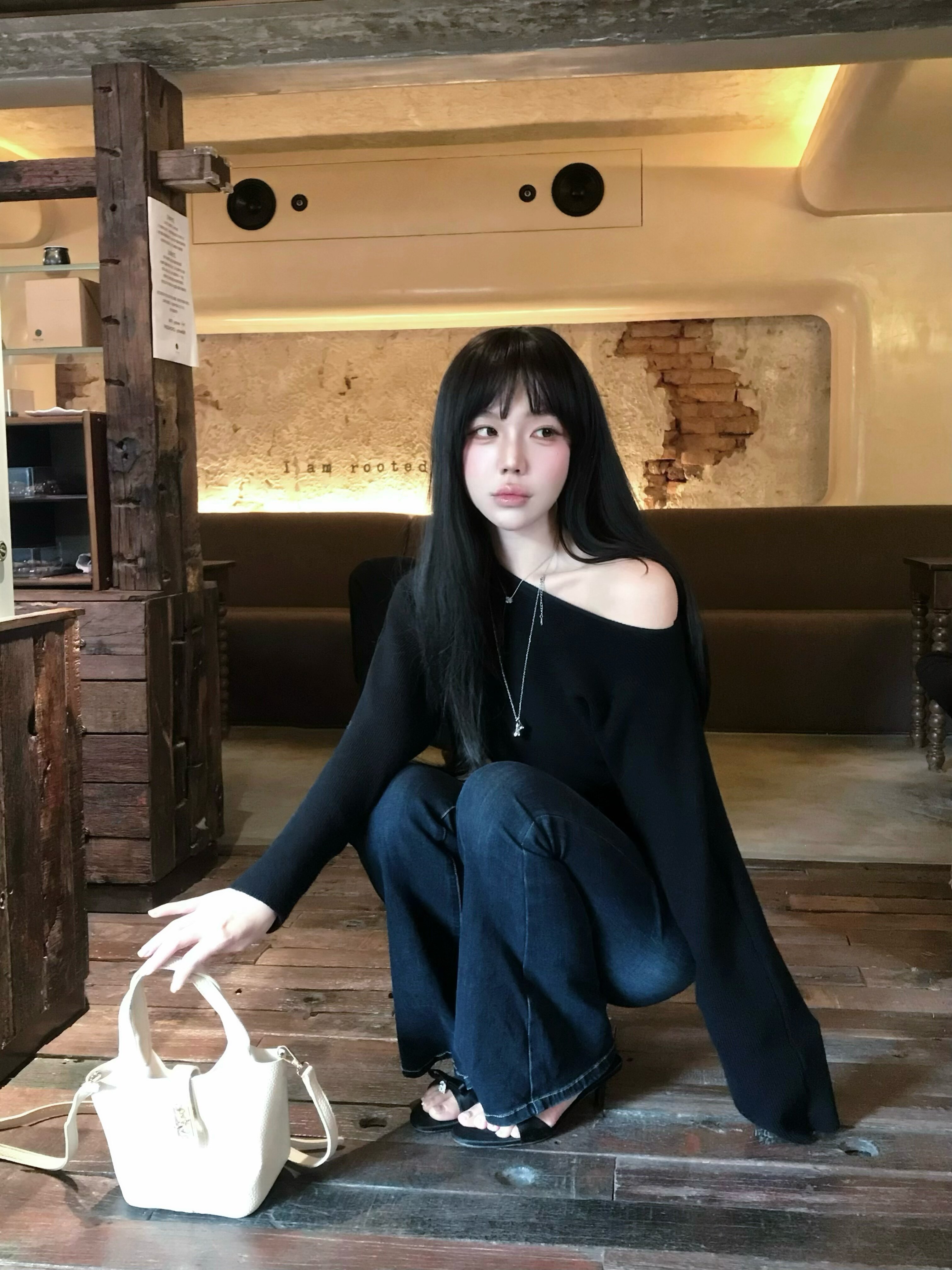 周章章"嘉顿斯"秋冬白色毛衣,斜肩收腰设计穿出温柔高级感