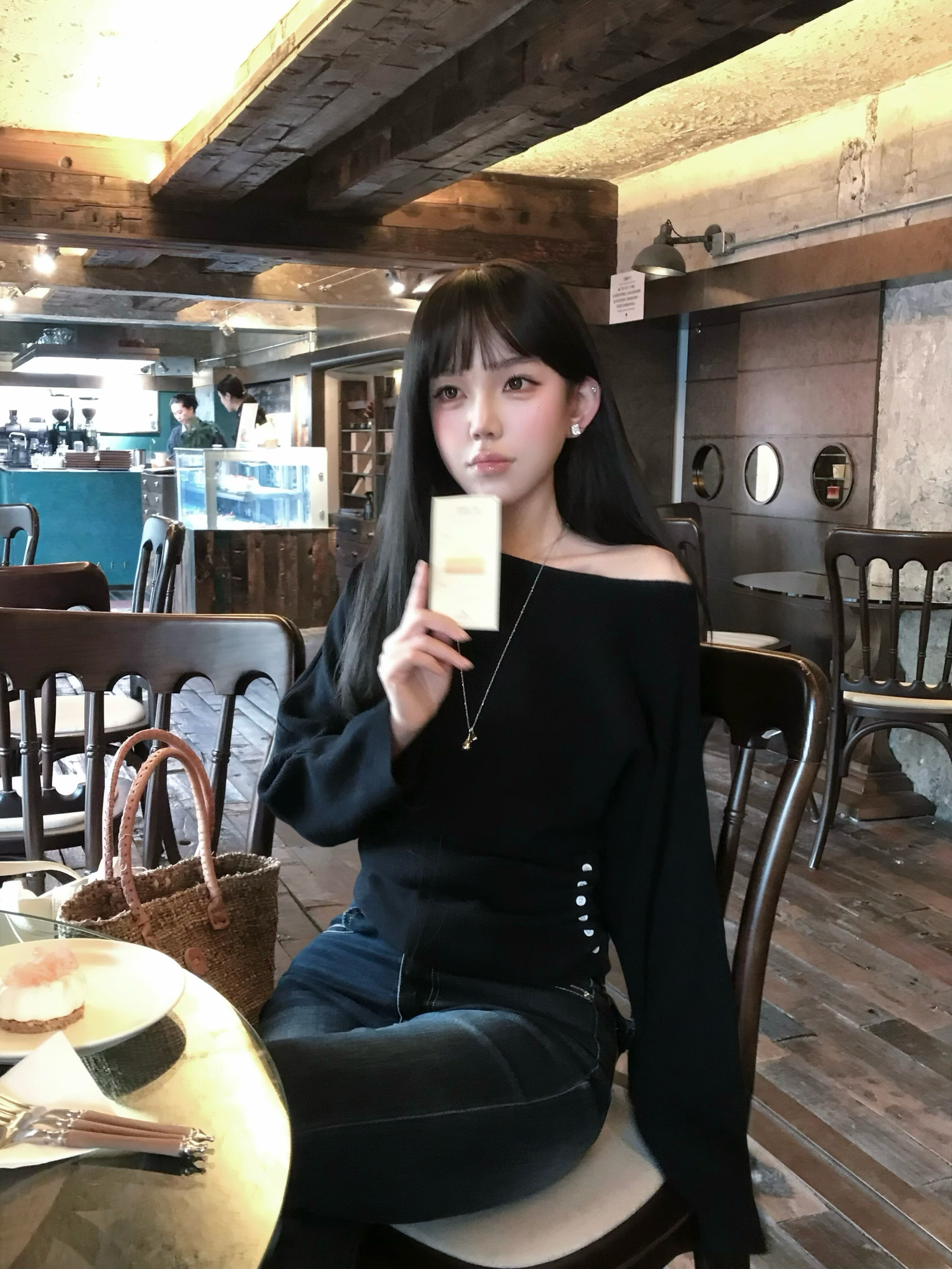 周章章"嘉顿斯"秋冬白色毛衣,斜肩收腰设计穿出温柔高级感