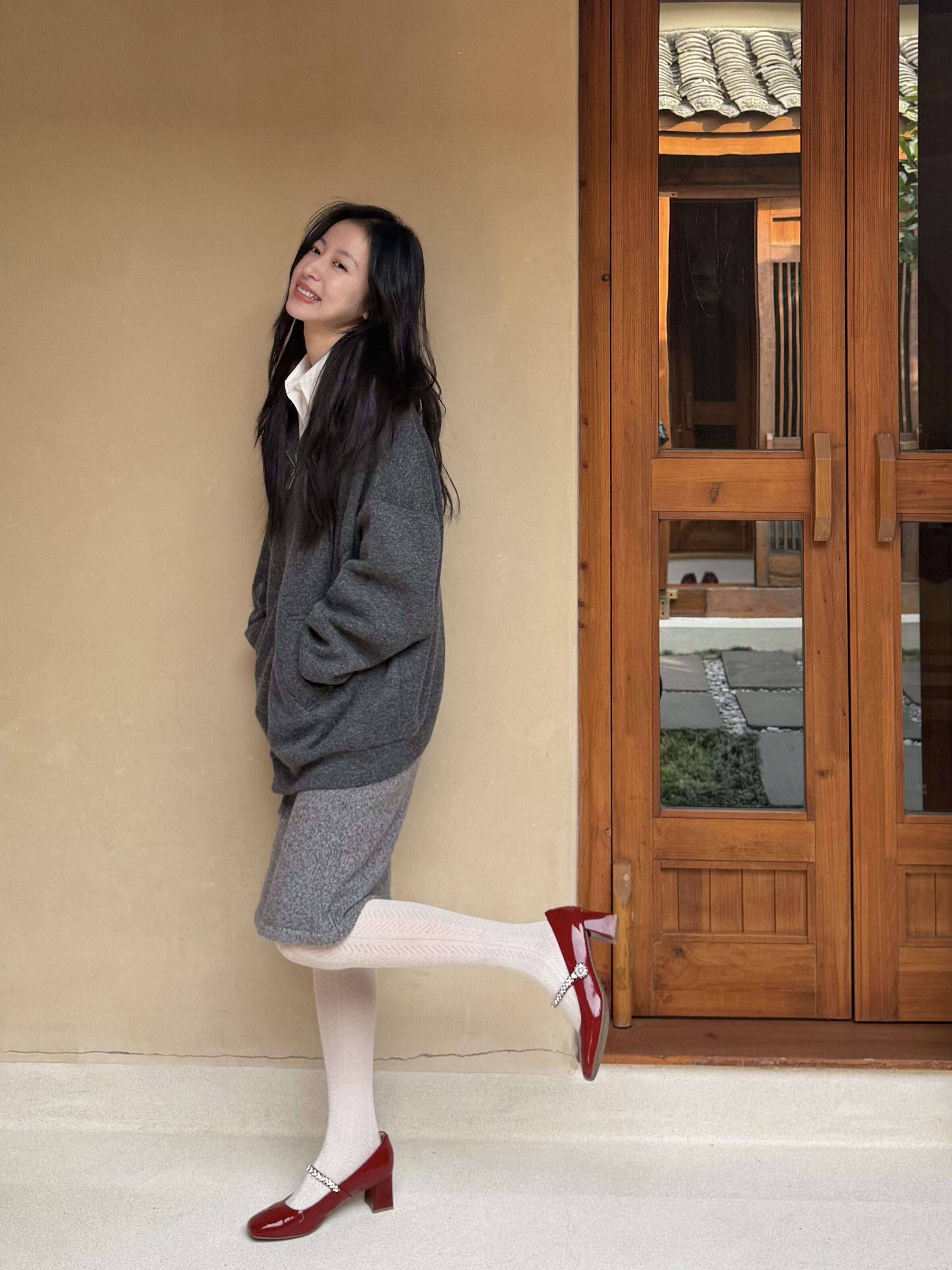 孙乐言毛晓彤同款百丽「白月光」红色高跟玛丽珍单鞋：脚踝间的复古红玫瑰