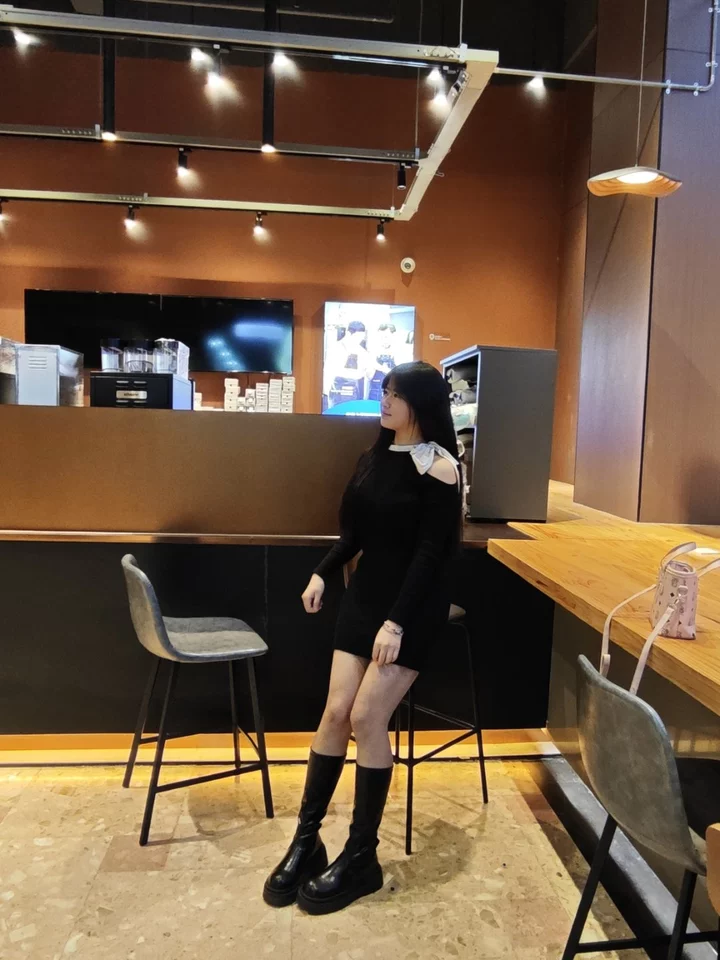 法式露肩蝴蝶结黑色针织连衣裙女秋冬穿搭高级感修身显瘦包臀短裙