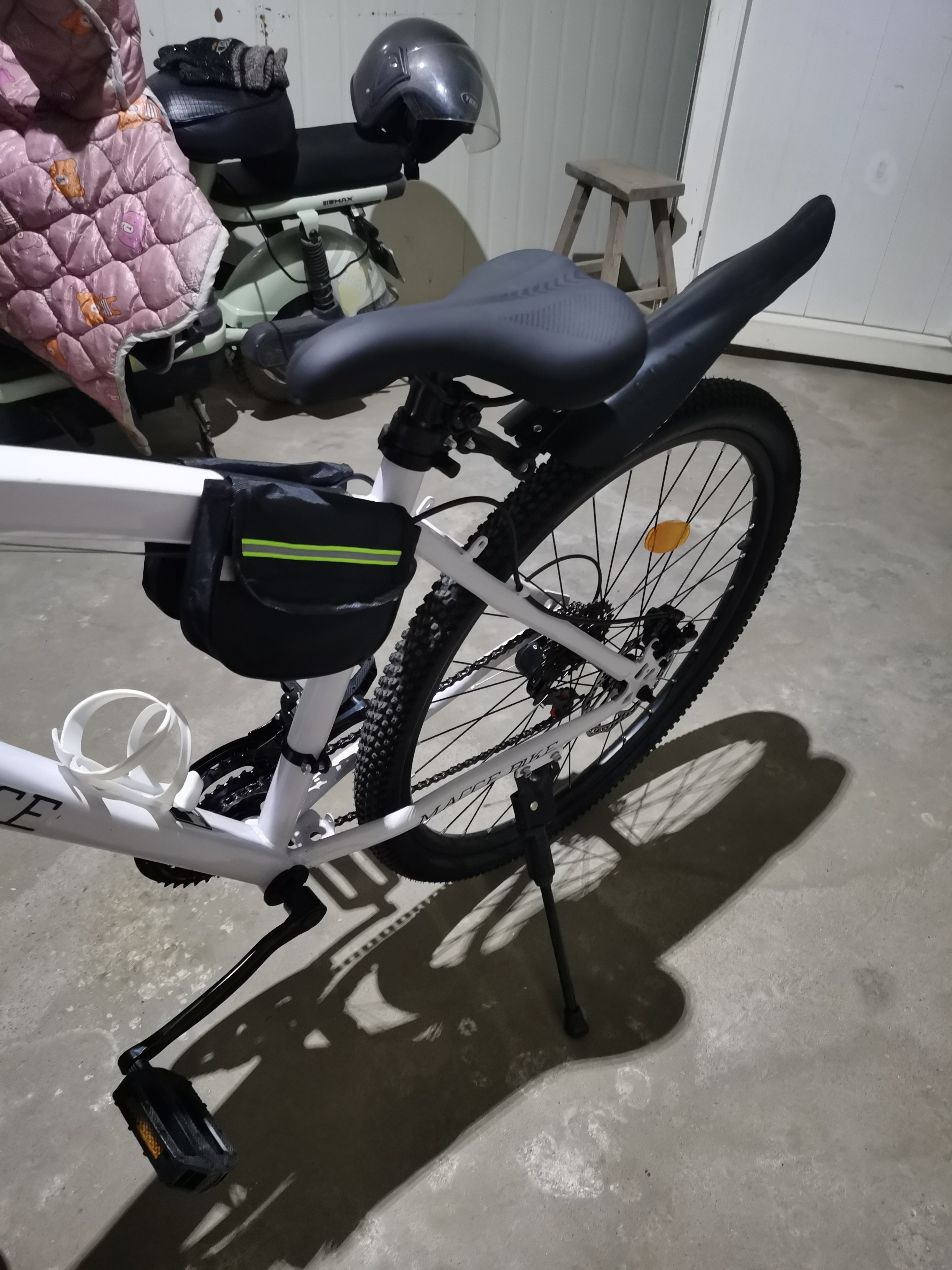 24速成人山地自行车26英寸碳钢车架越野公路车学生适用