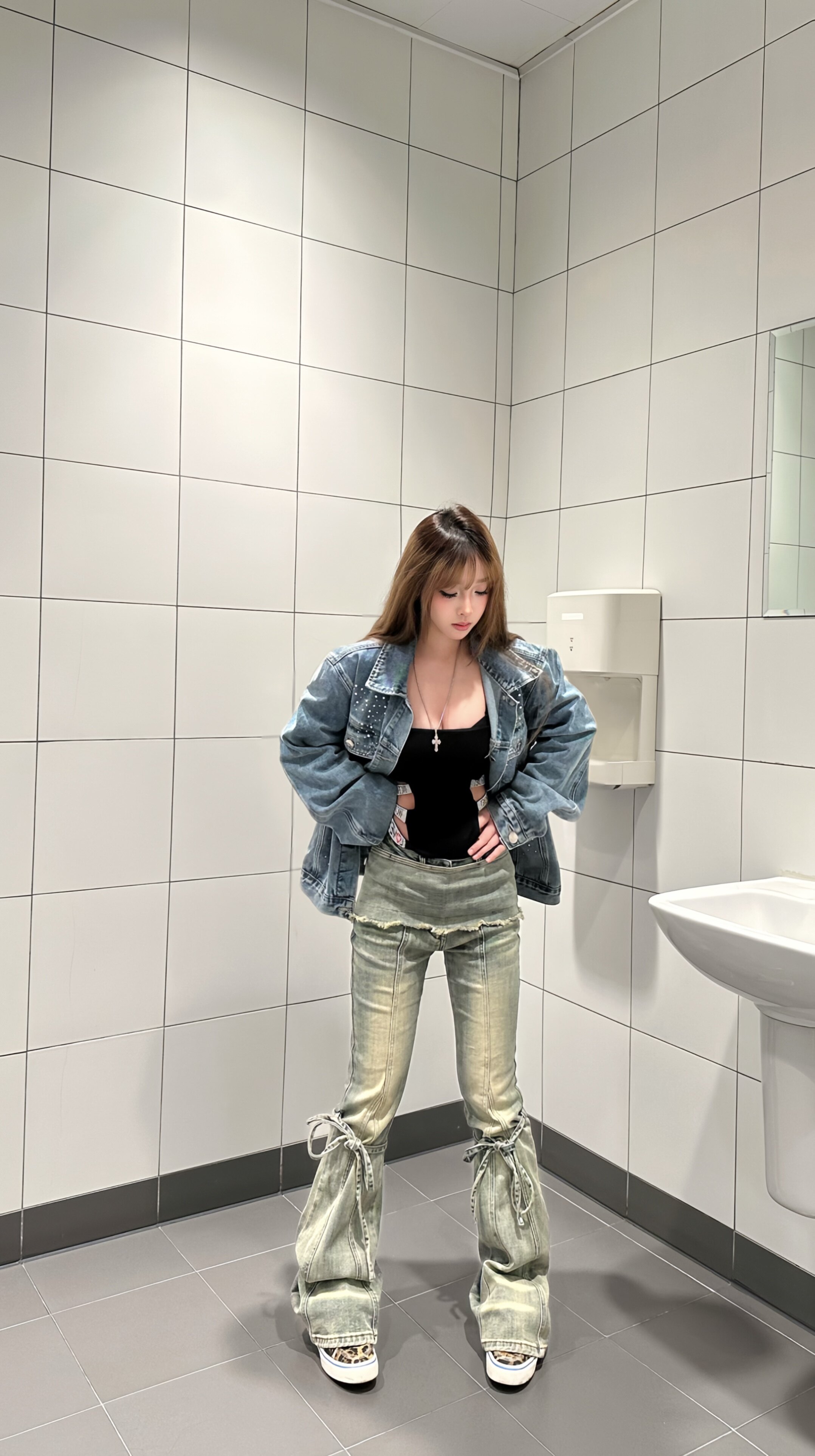 ABWLR「叠穿派对」原创复古做旧水洗牛仔裤:解锁超模腿的马蹄微喇密码