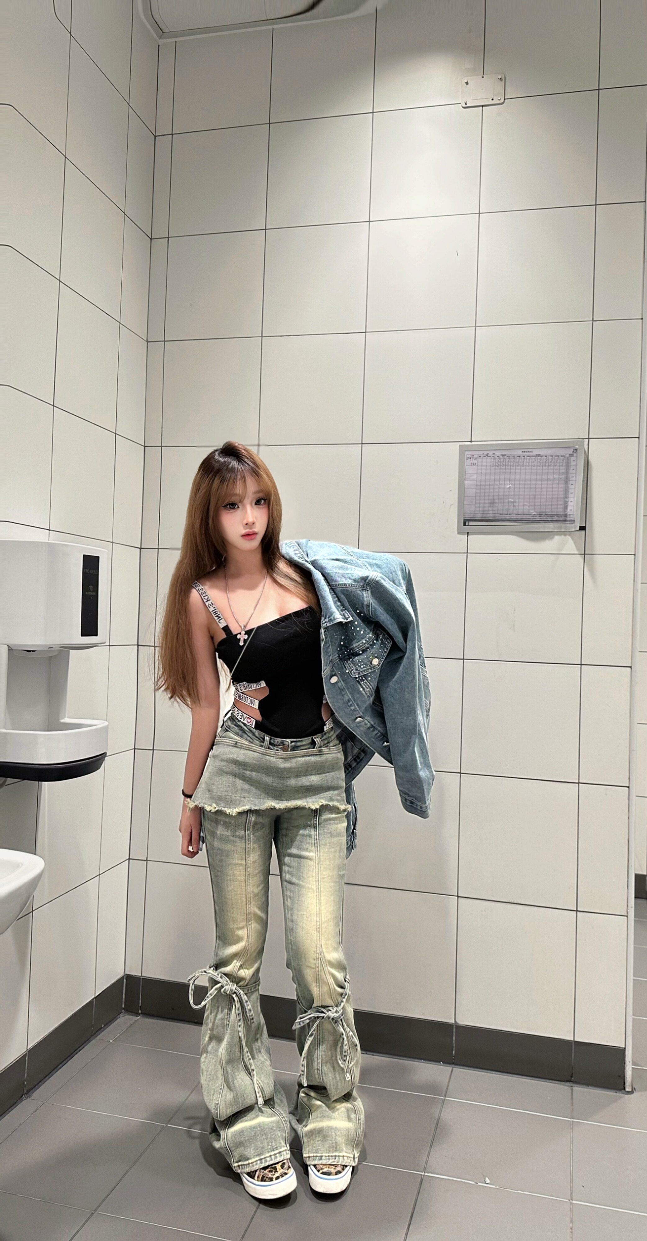 ABWLR「叠穿派对」原创复古做旧水洗牛仔裤:解锁超模腿的马蹄微喇密码