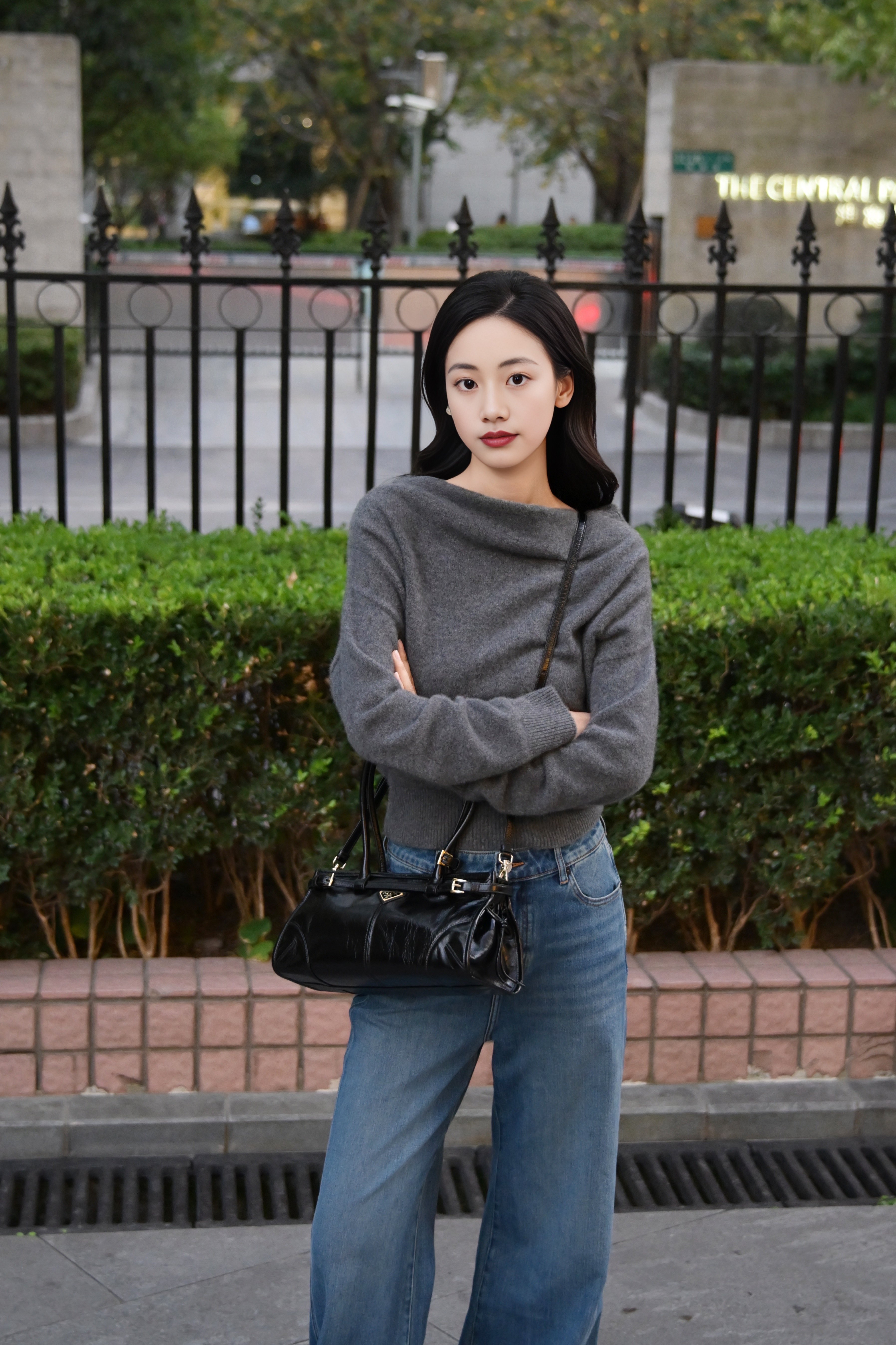 Prada Bonnie中号牛皮手袋 几何廓形融合复古与现代 柔软皮革配经典珐琅三角徽标