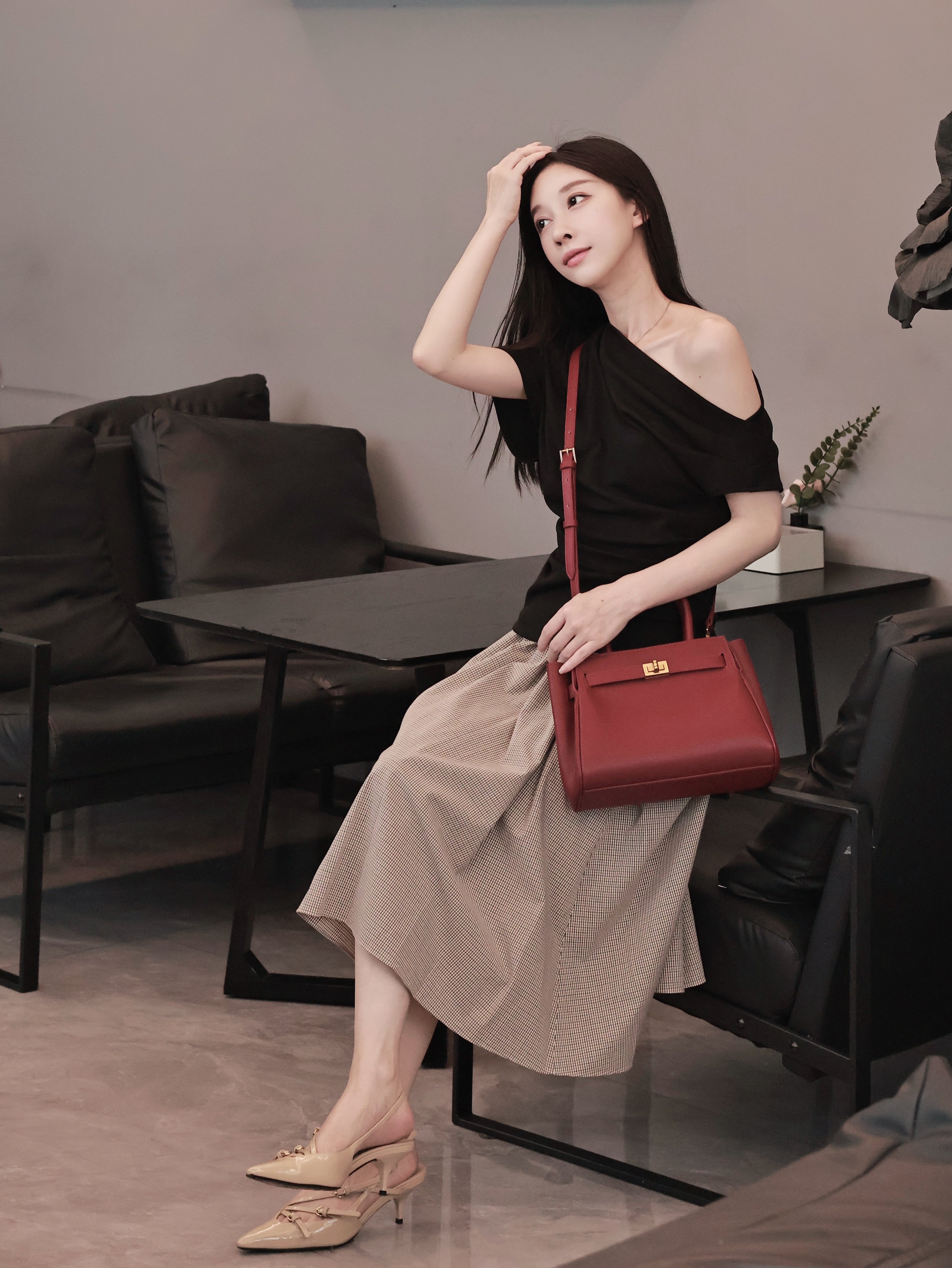 百丽红色新娘婚包 大容量设计装下红包手机 手提斜挎两用更实用