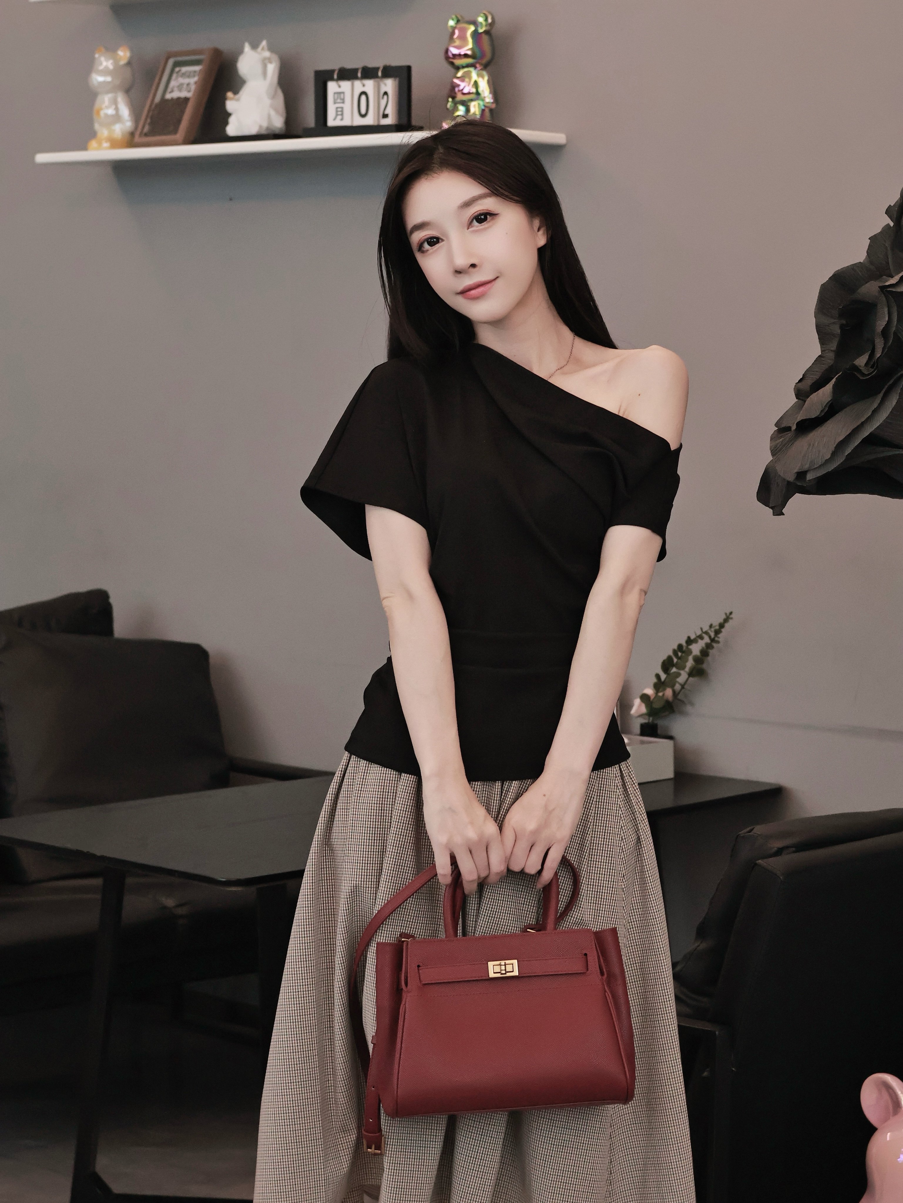 百丽红色新娘婚包 大容量设计装下红包手机 手提斜挎两用更实用