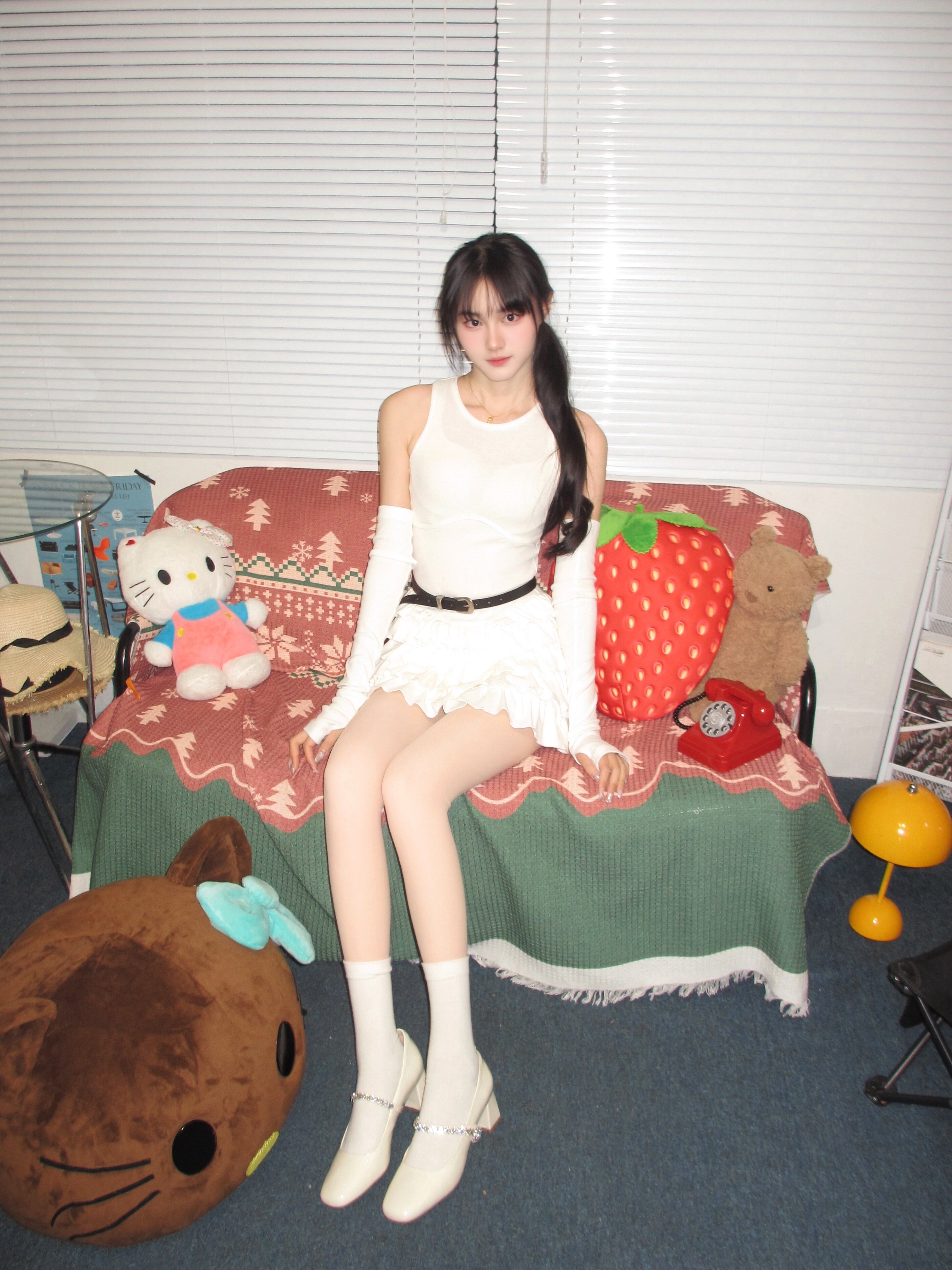 孙乐言毛晓彤同款百丽「白月光」红色高跟玛丽珍单鞋：脚踝间的复古红玫瑰