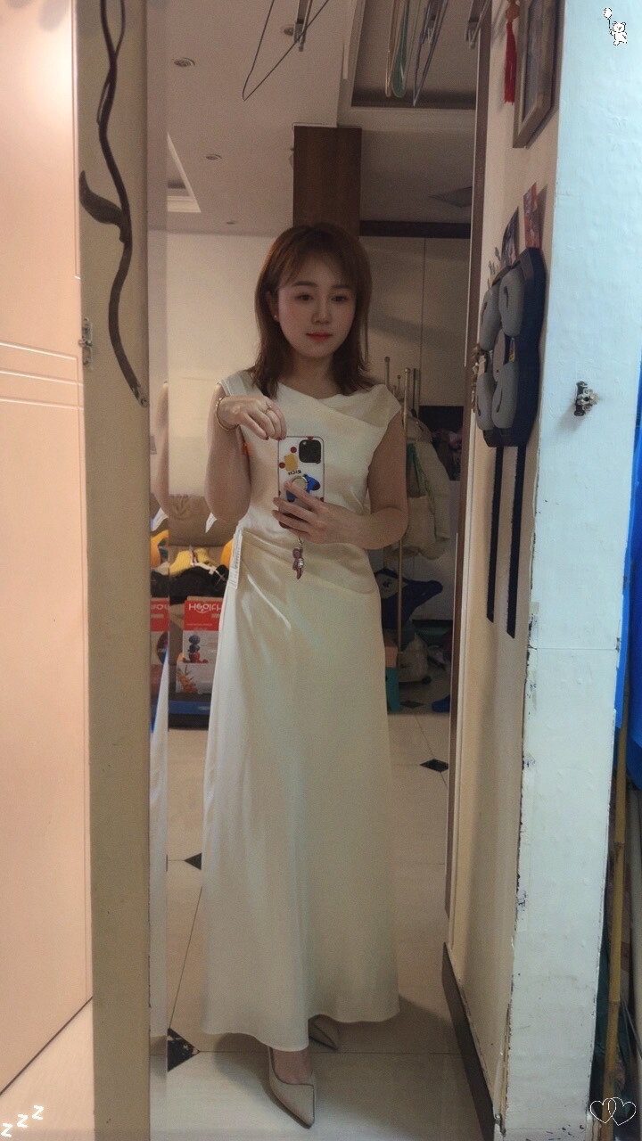 艾诗霓《无尽夏》订婚礼服 缎面法式高级小白裙 绝美轻婚纱设计 敬酒服答谢都合适