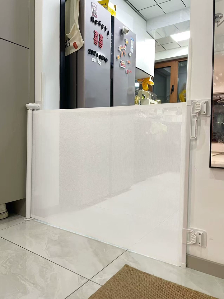 Puerta de barrera retráctil instalada en el hogar