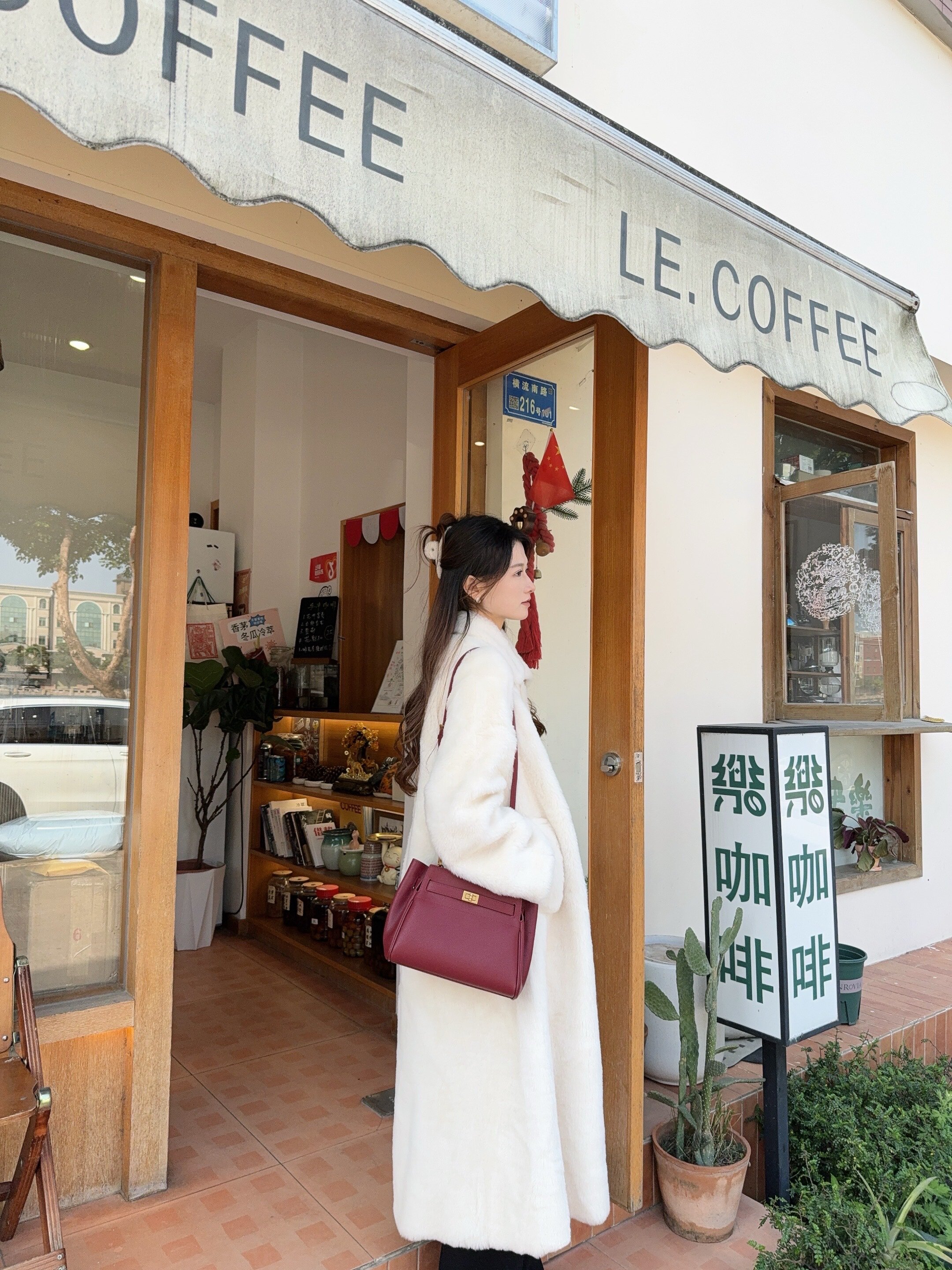 百丽红色新娘婚包 大容量设计装下红包手机 手提斜挎两用更实用