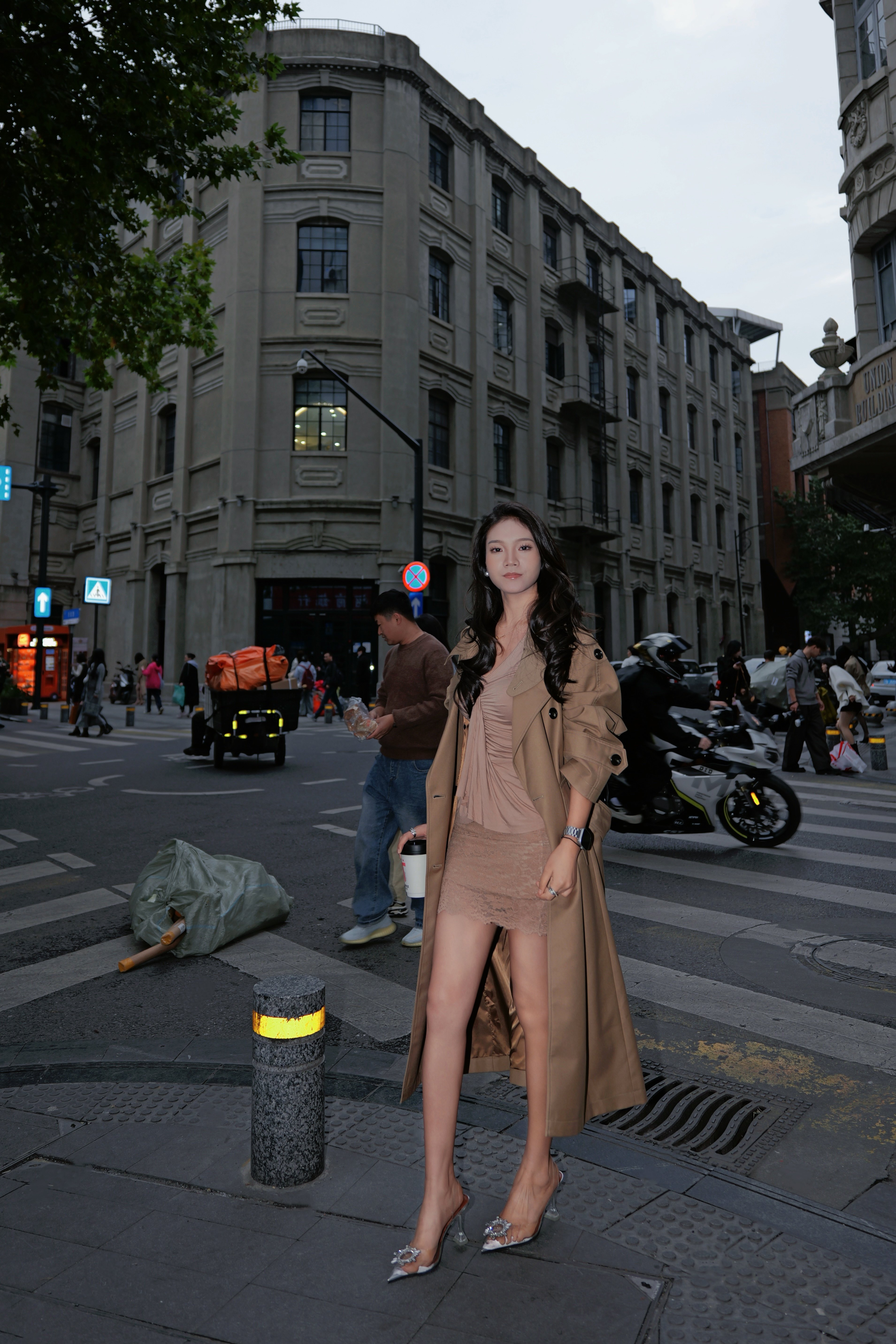 解锁法式优雅密码——周淼ZHOUMIAO"巴黎旧梦"风衣穿搭图鉴