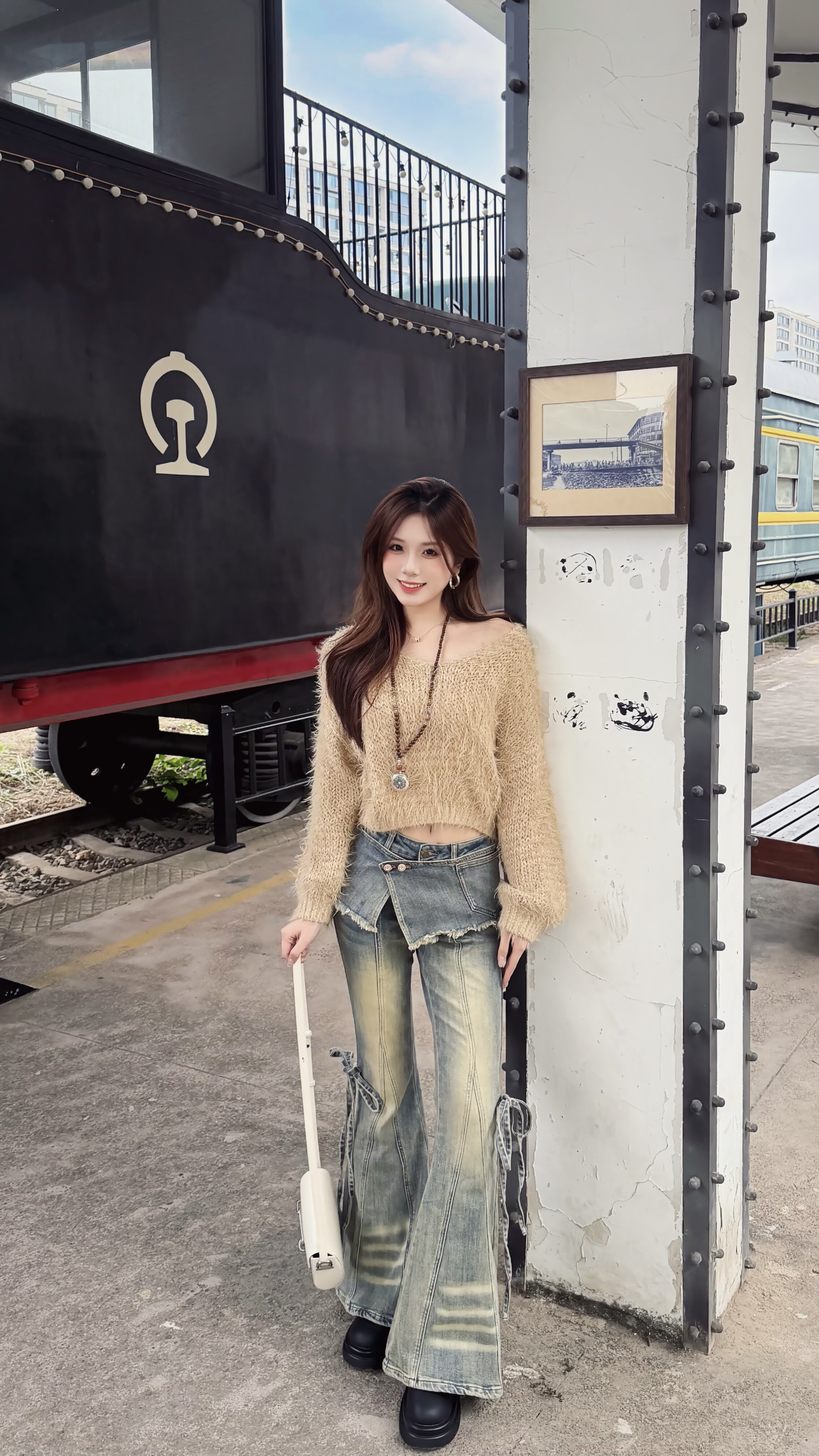 ABWLR「叠穿派对」原创复古做旧水洗牛仔裤:解锁超模腿的马蹄微喇密码