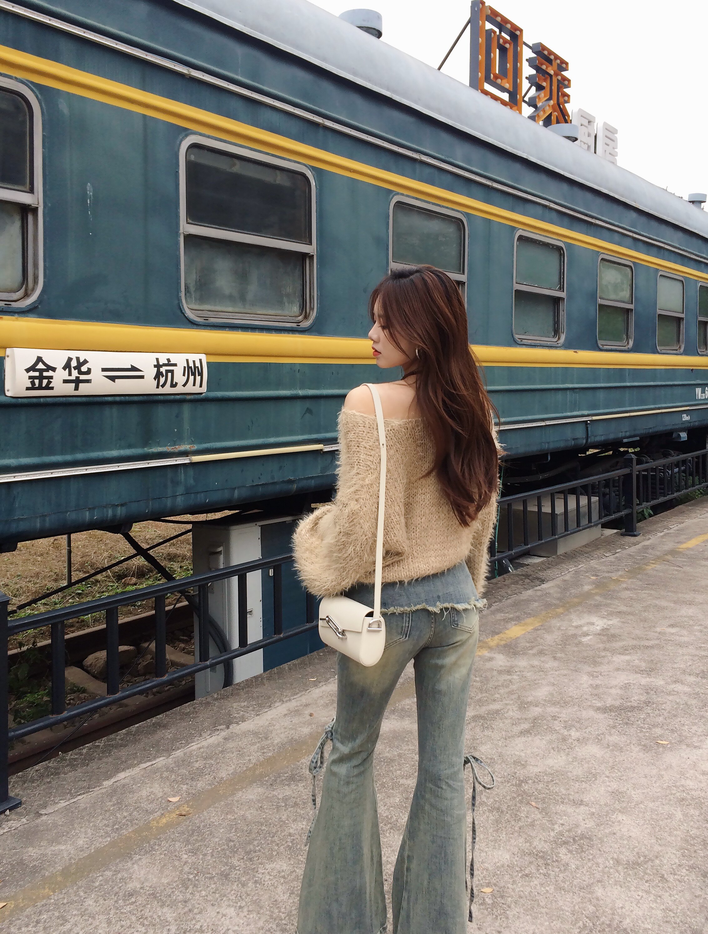 ABWLR「叠穿派对」原创复古做旧水洗牛仔裤:解锁超模腿的马蹄微喇密码