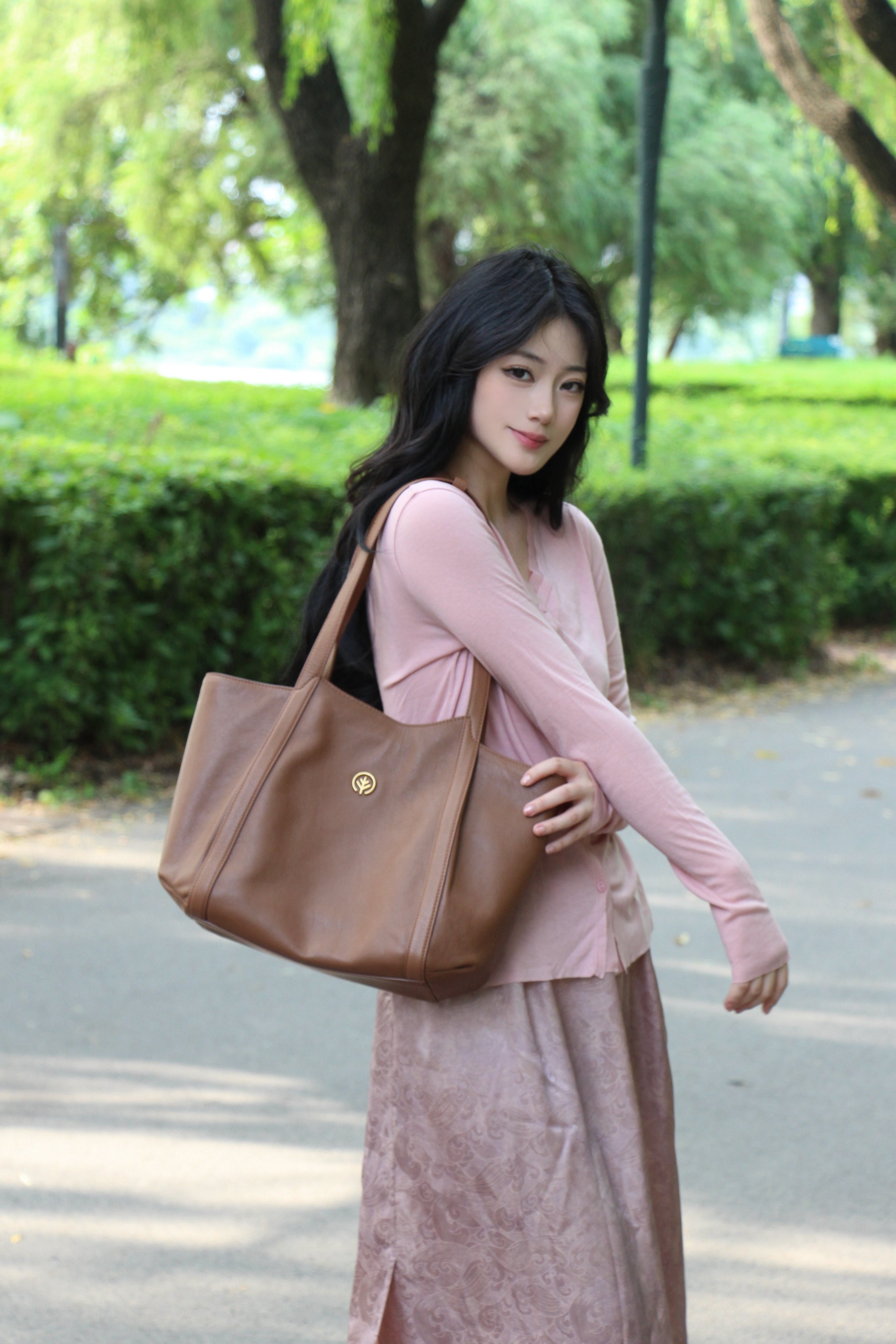 明星同款BAGTREE包包树「晚枫包」：植鞣牛皮的时光养色美学