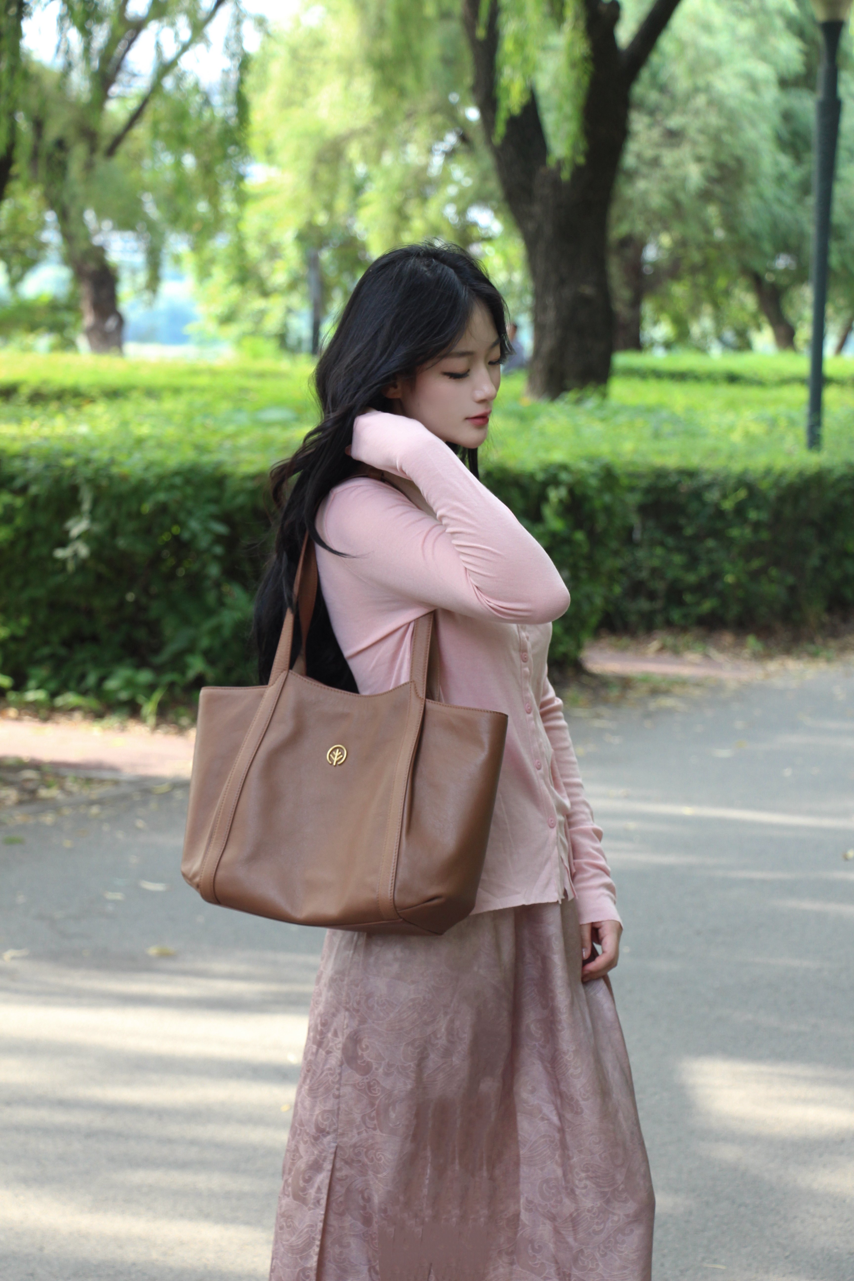 明星同款BAGTREE包包树「晚枫包」：植鞣牛皮的时光养色美学