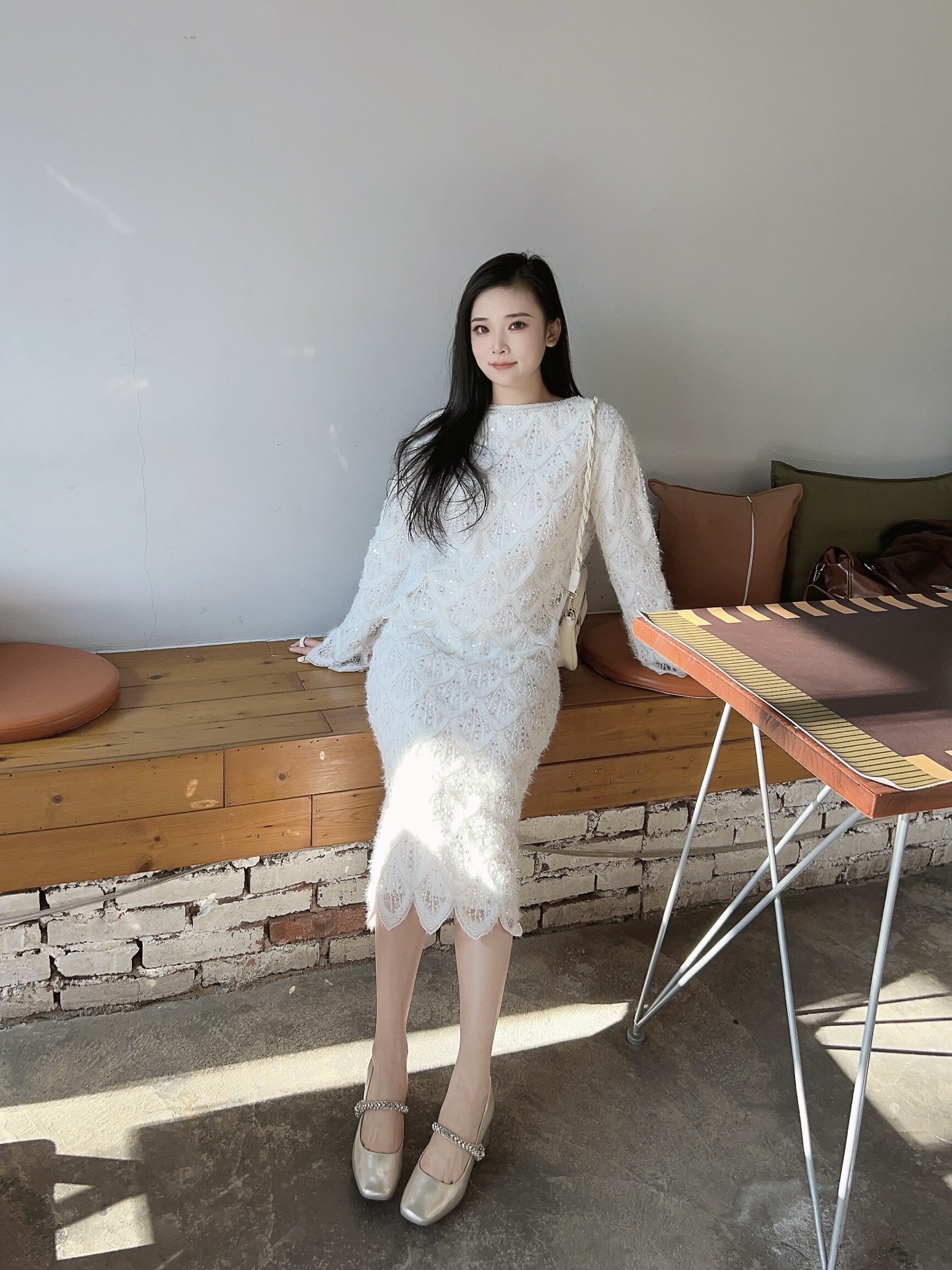 孙乐言毛晓彤同款百丽「白月光」红色高跟玛丽珍单鞋：脚踝间的复古红玫瑰