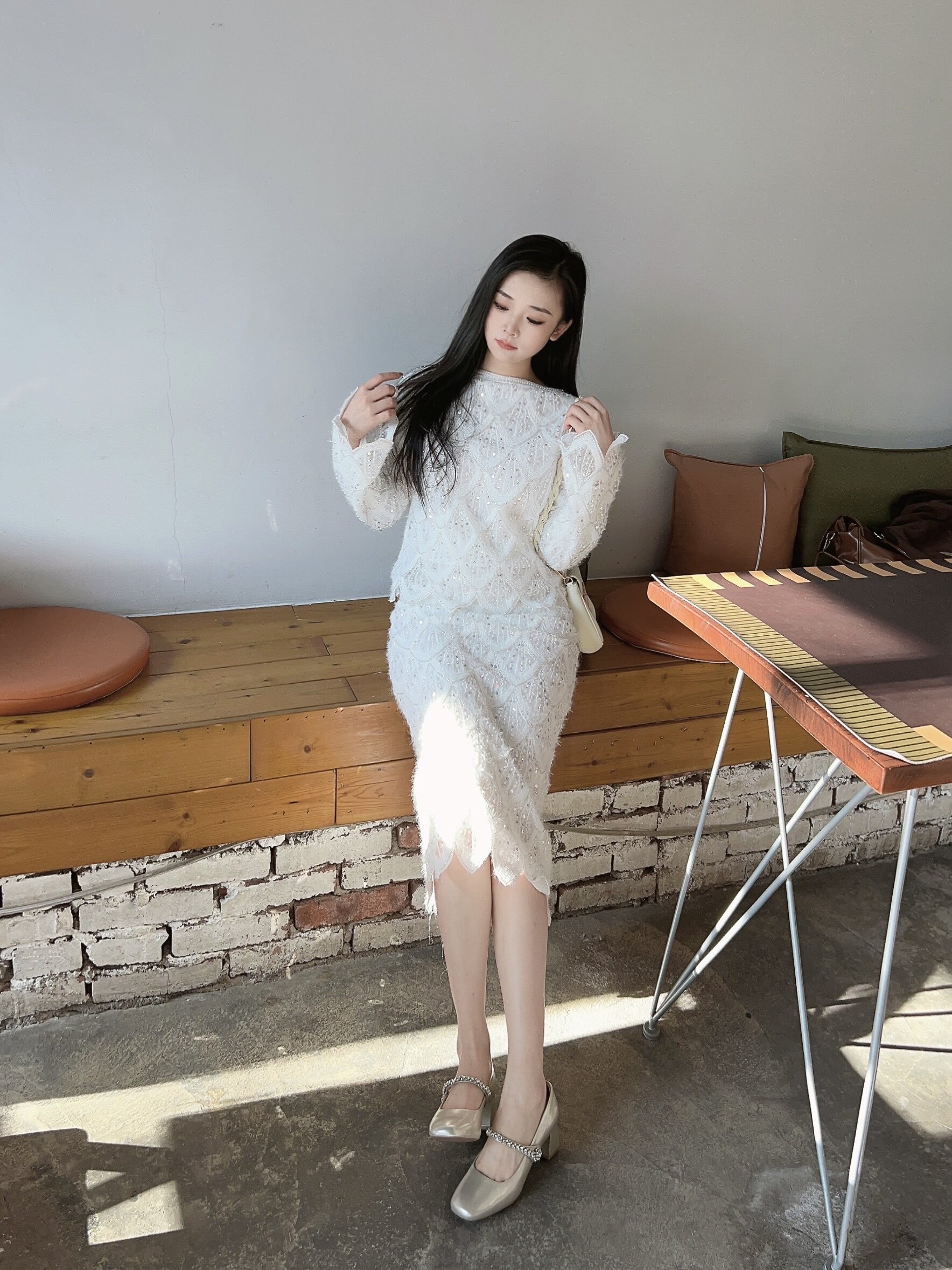 孙乐言毛晓彤同款百丽「白月光」红色高跟玛丽珍单鞋：脚踝间的复古红玫瑰