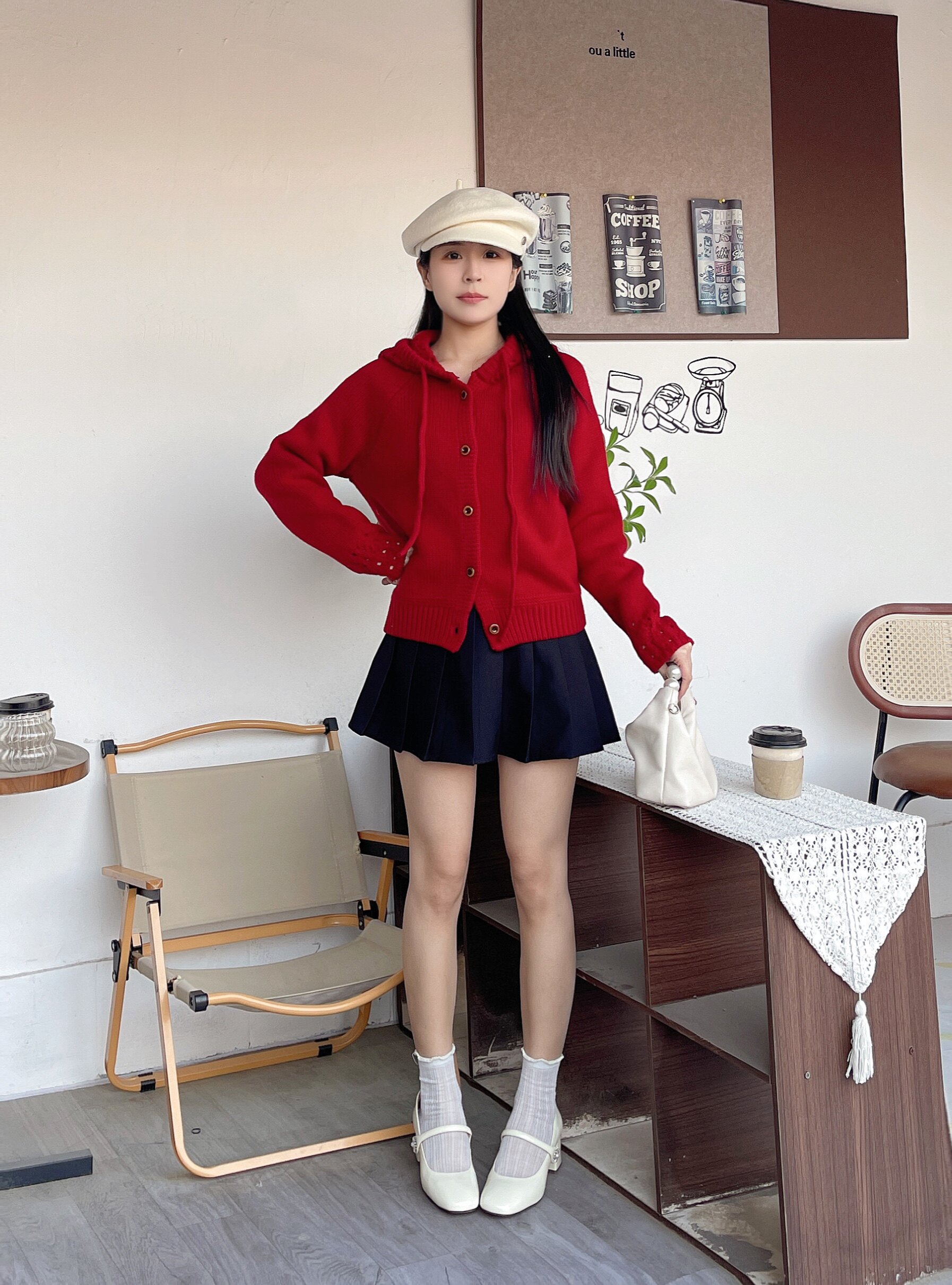 百丽「樱桃」新款复古粗高跟玛丽珍鞋：脚踝间的甜美红宝石