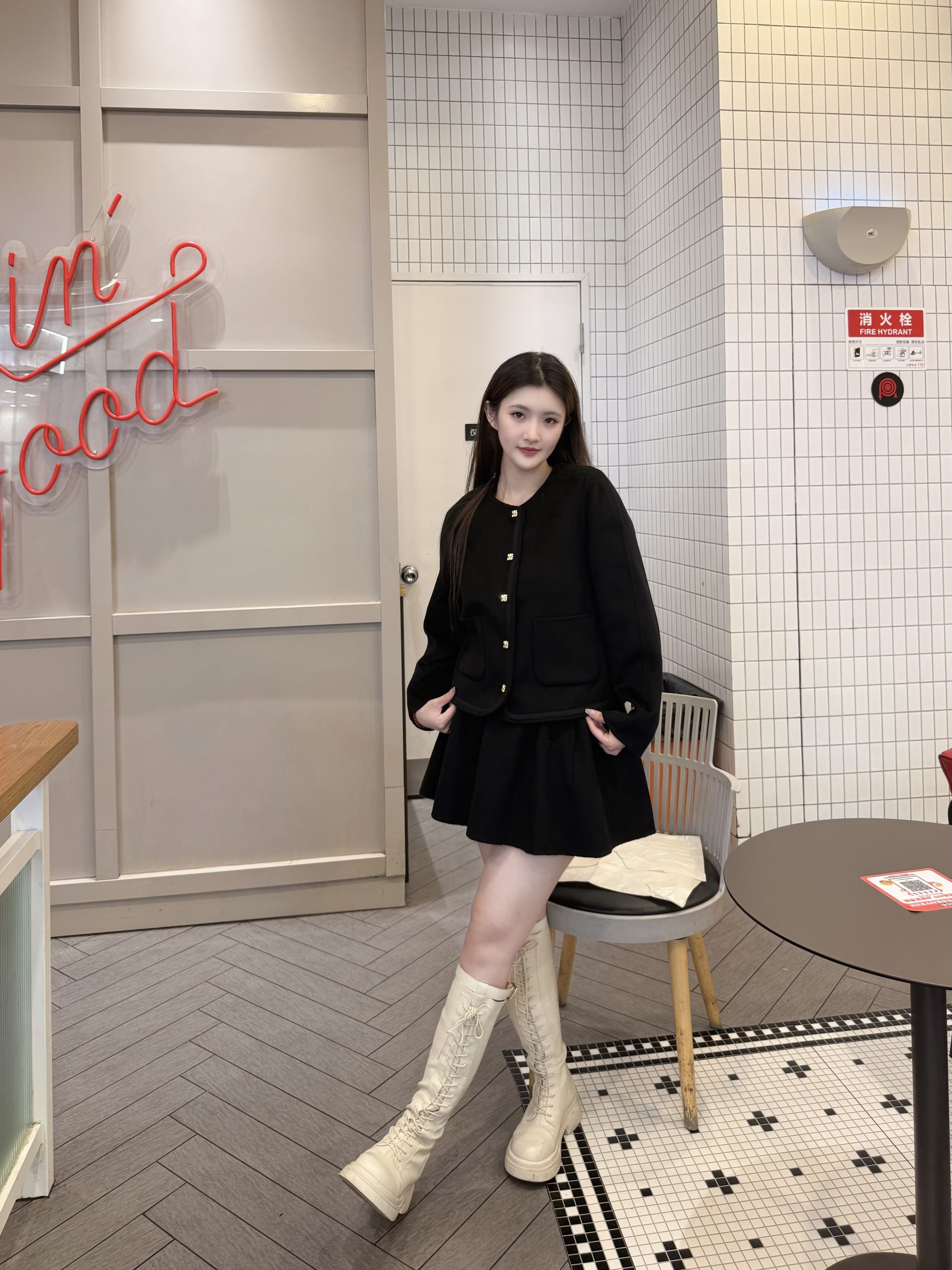 Maison Wester冬季千金风圆领金扣双口袋短款短裙套装：金扣双袋的复古名媛美学