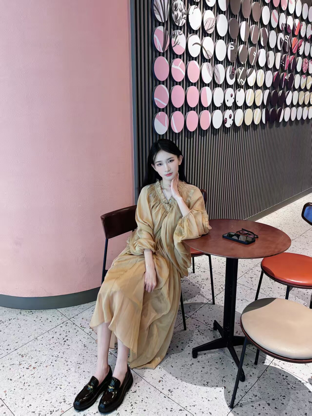 宋佳同款百丽海鸥乐福鞋2.0：厚底真皮的英伦飒爽美学