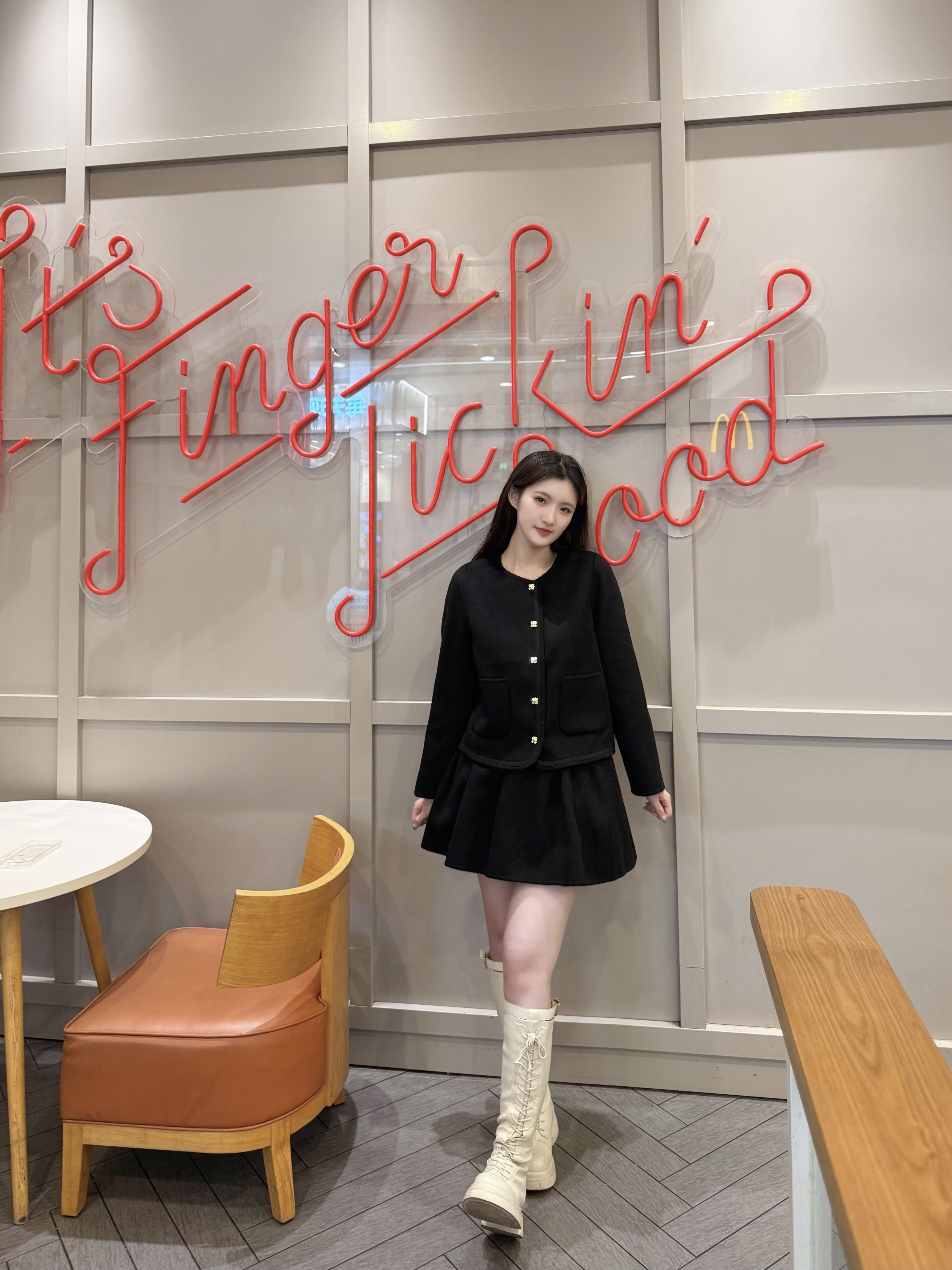 Maison Wester冬季千金风圆领金扣双口袋短款短裙套装：金扣双袋的复古名媛美学