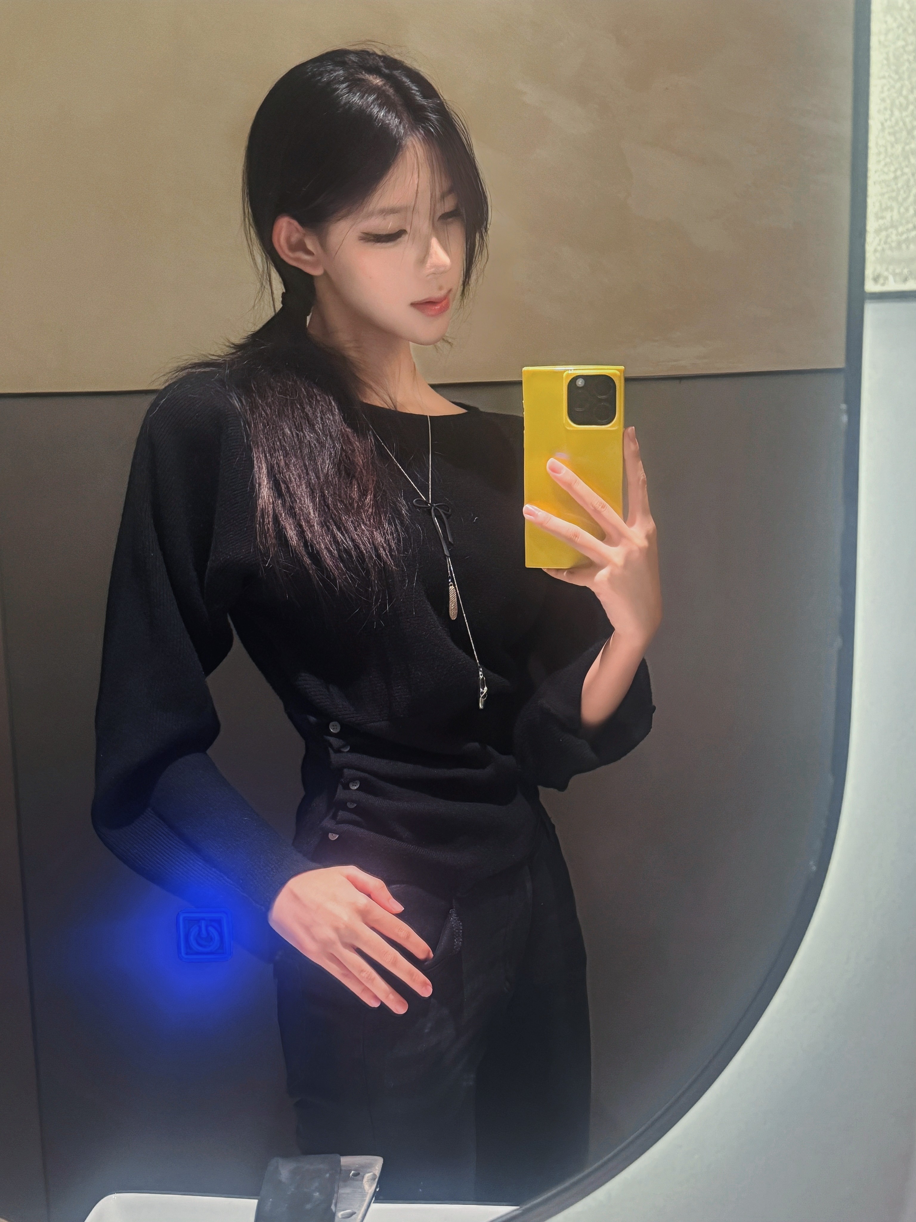 周章章"嘉顿斯"秋冬白色毛衣,斜肩收腰设计穿出温柔高级感