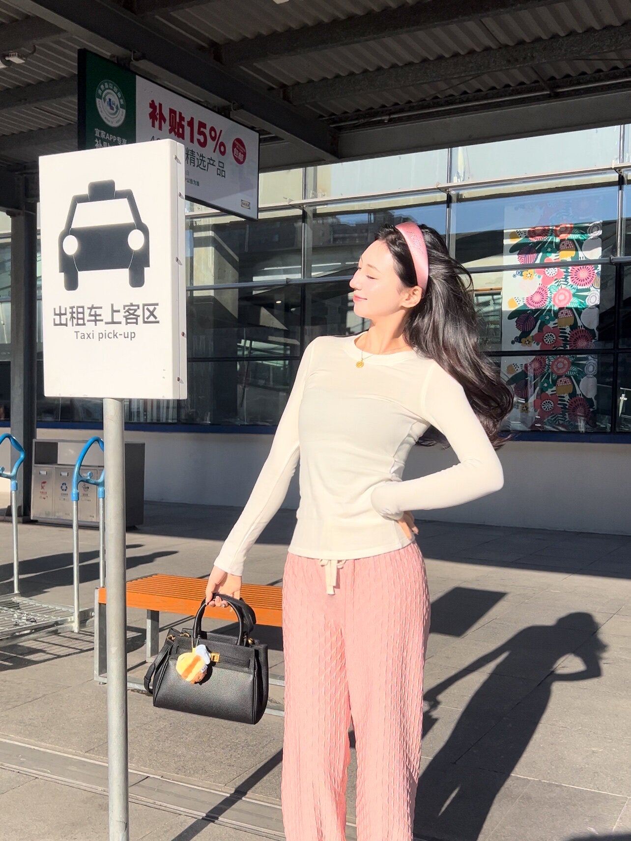 百丽红色新娘婚包 大容量设计装下红包手机 手提斜挎两用更实用