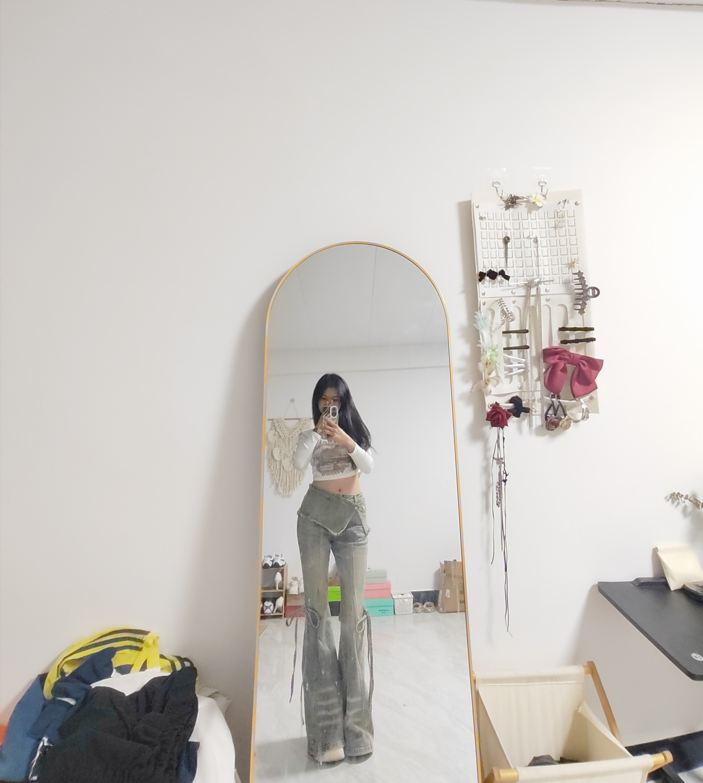 ABWLR「叠穿派对」原创复古做旧水洗牛仔裤:解锁超模腿的马蹄微喇密码