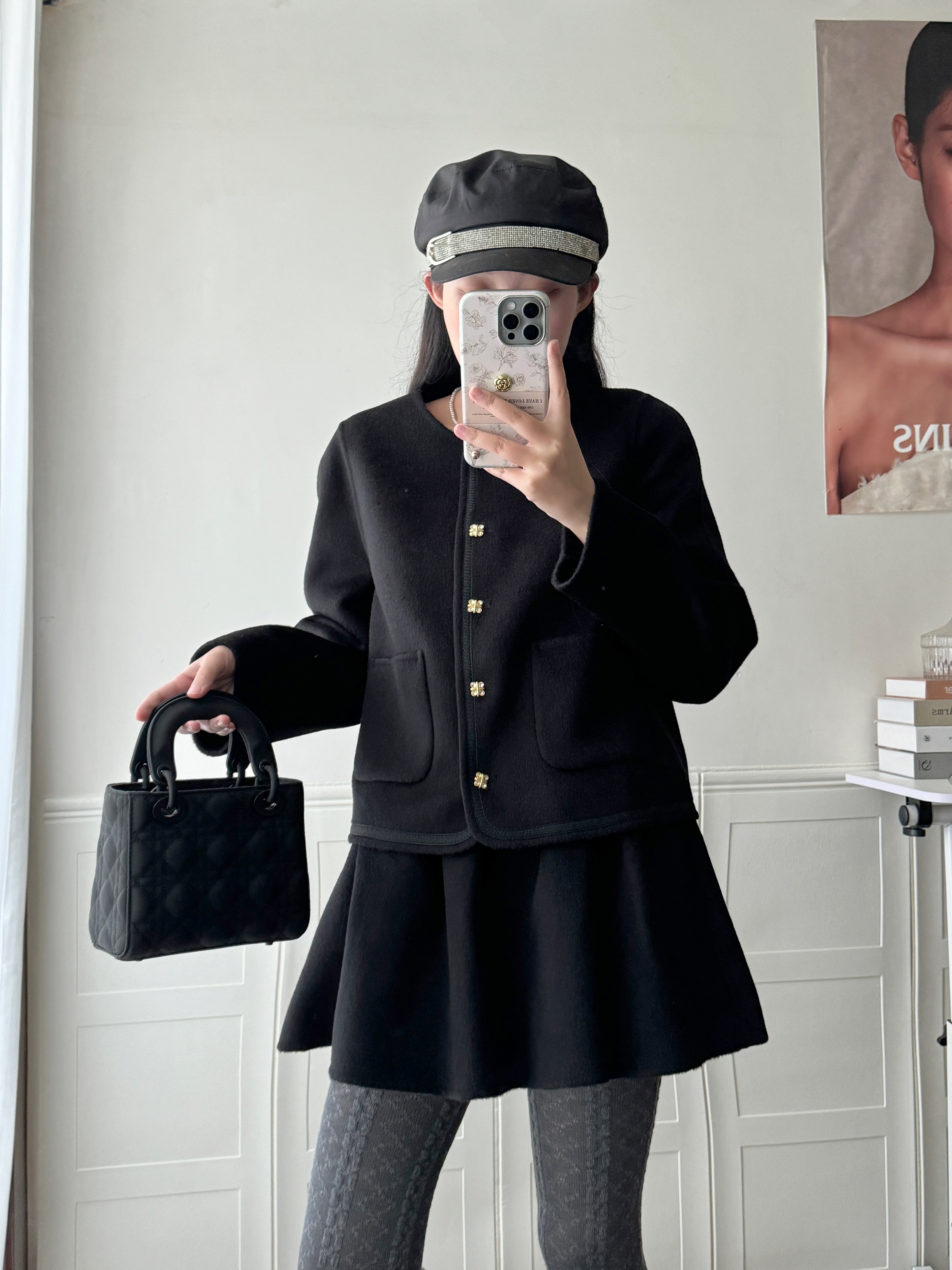 Maison Wester冬季千金风圆领金扣双口袋短款短裙套装：金扣双袋的复古名媛美学