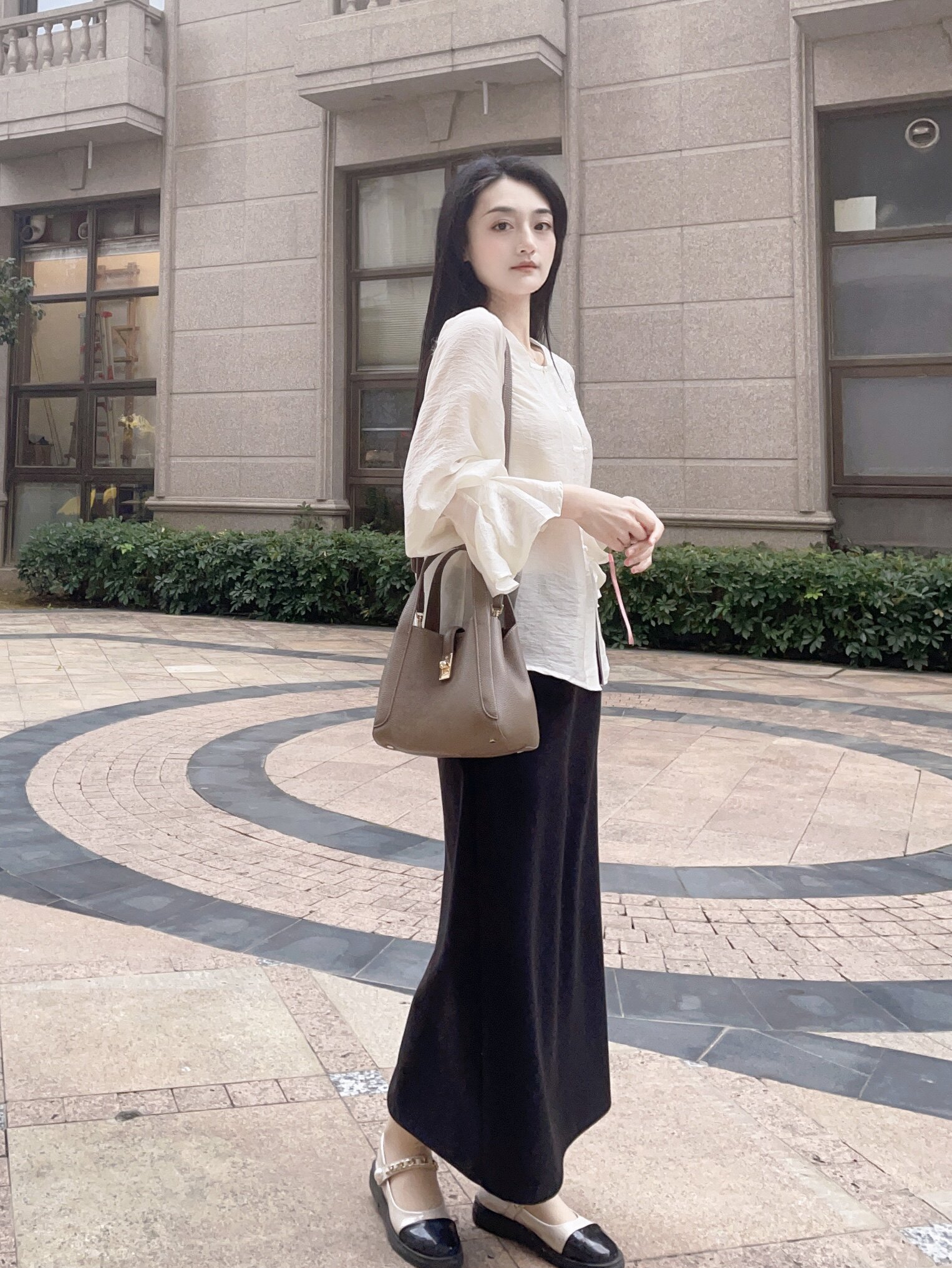 百丽真皮菜篮子包 牛皮材质高级耐磨 水桶包型大容量实用