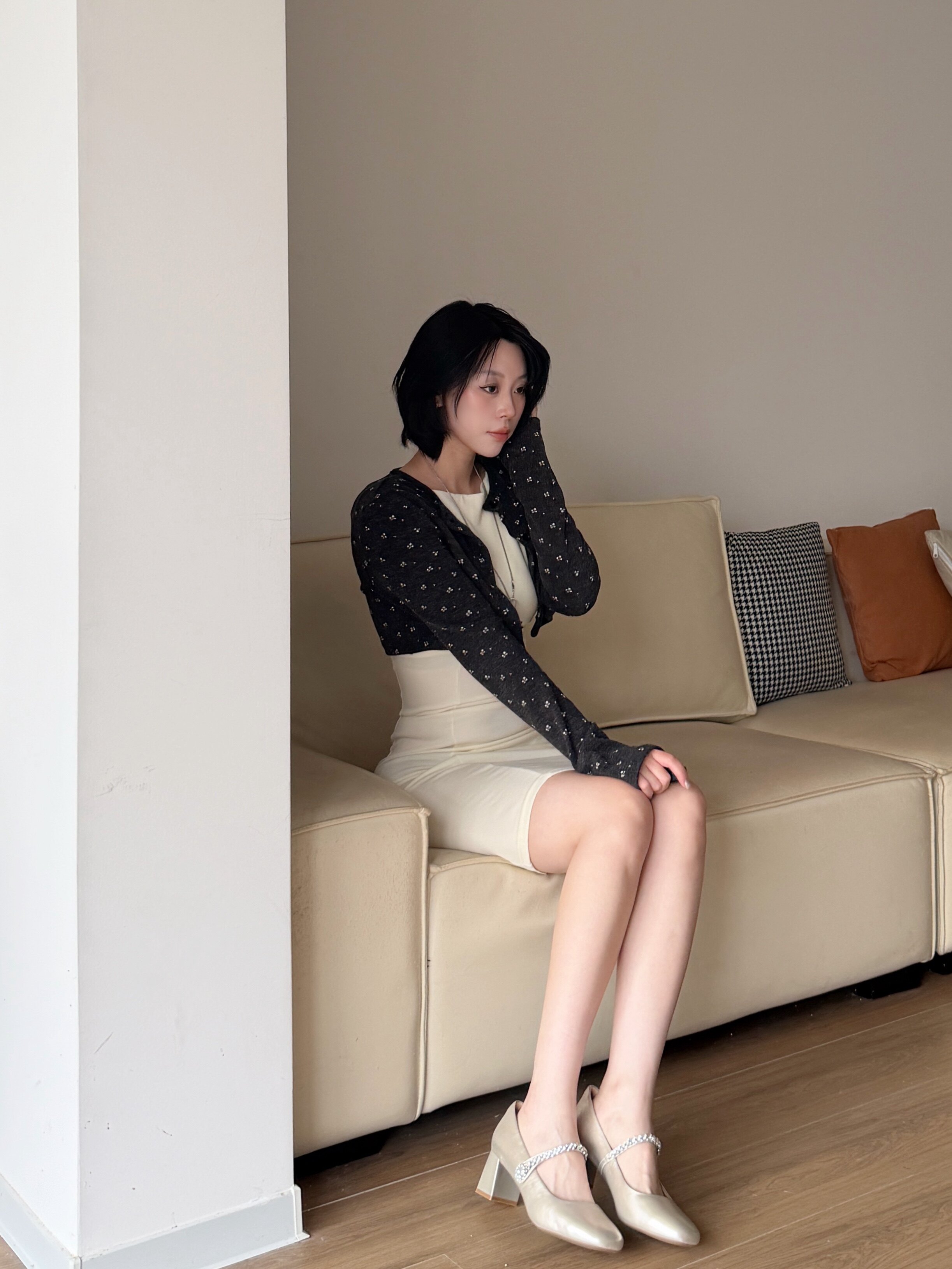 孙乐言毛晓彤同款百丽「白月光」红色高跟玛丽珍单鞋：脚踝间的复古红玫瑰