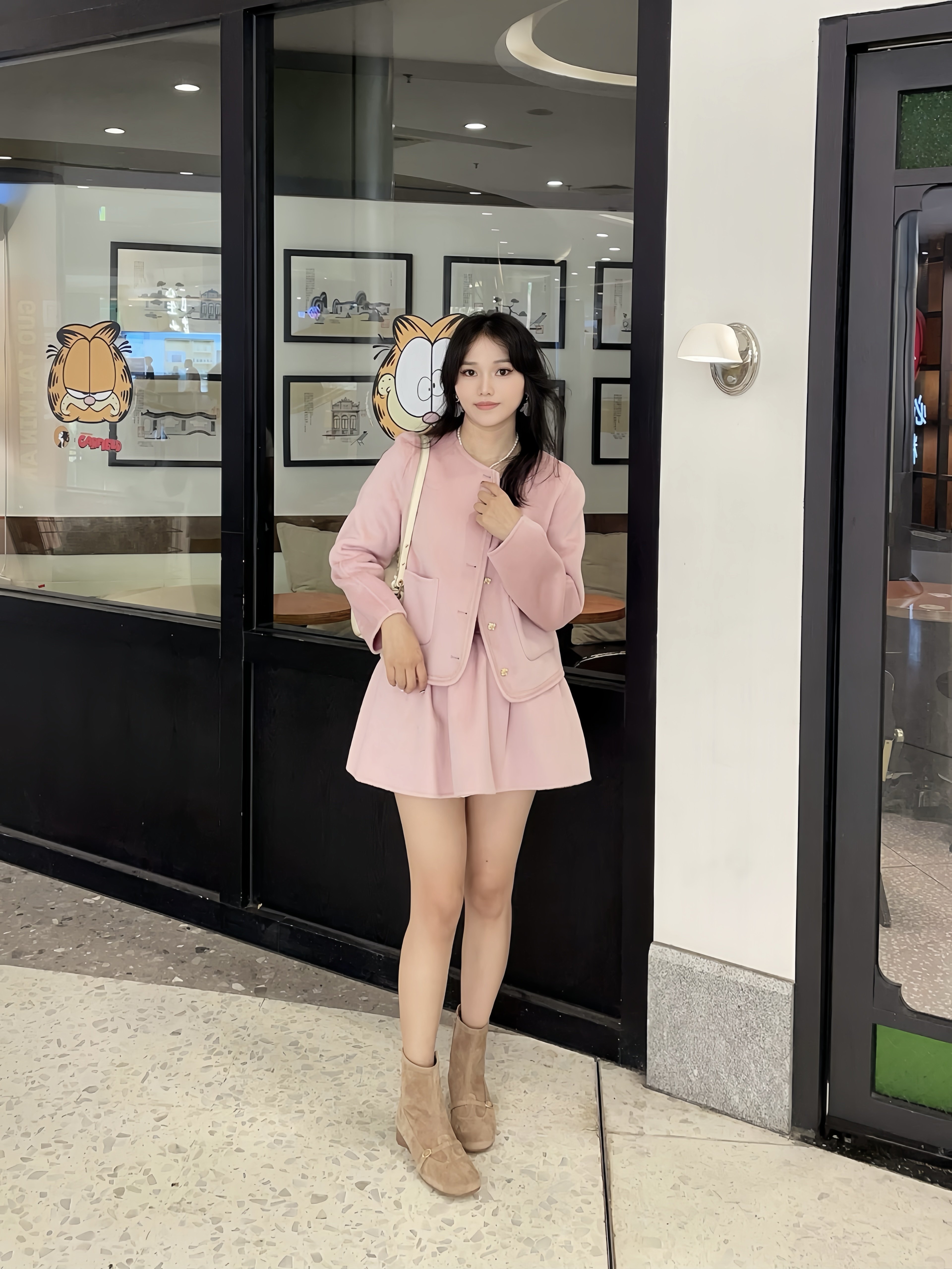 Maison Wester冬季千金风圆领金扣双口袋短款短裙套装：金扣双袋的复古名媛美学