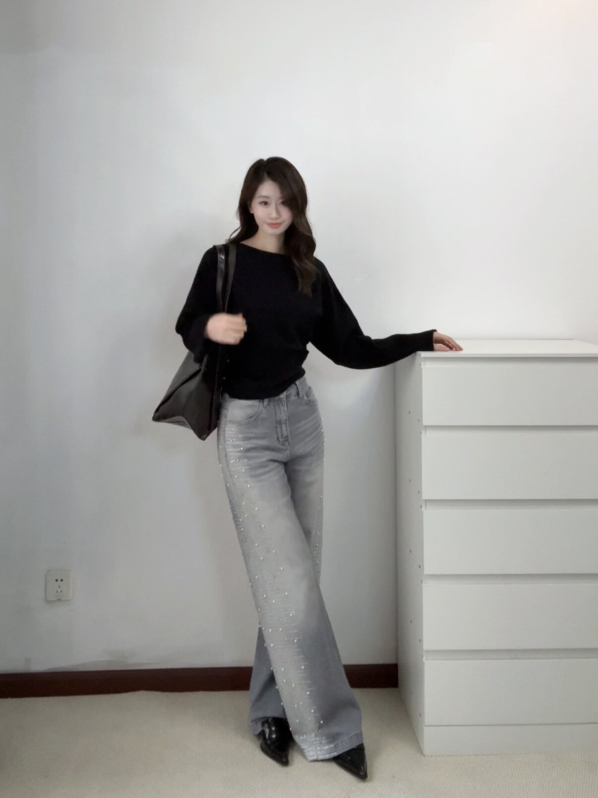 周章章"嘉顿斯"秋冬白色毛衣,斜肩收腰设计穿出温柔高级感