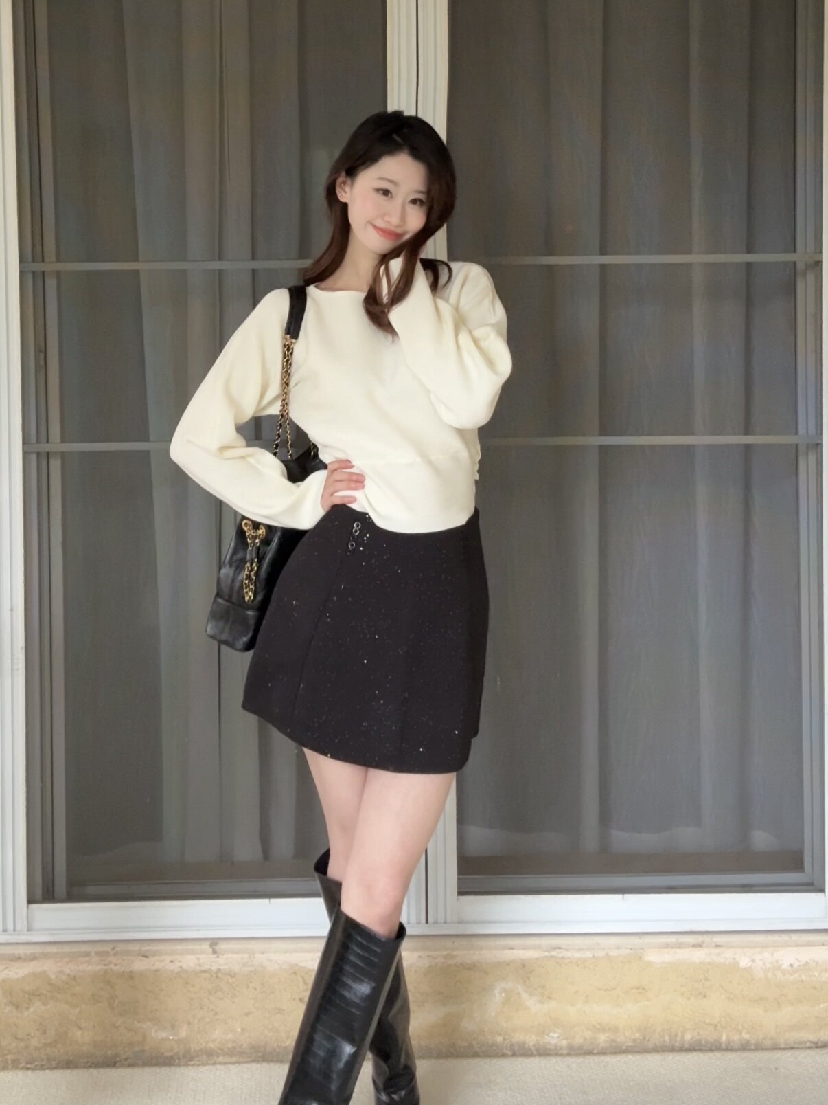 周章章"嘉顿斯"秋冬白色毛衣,斜肩收腰设计穿出温柔高级感