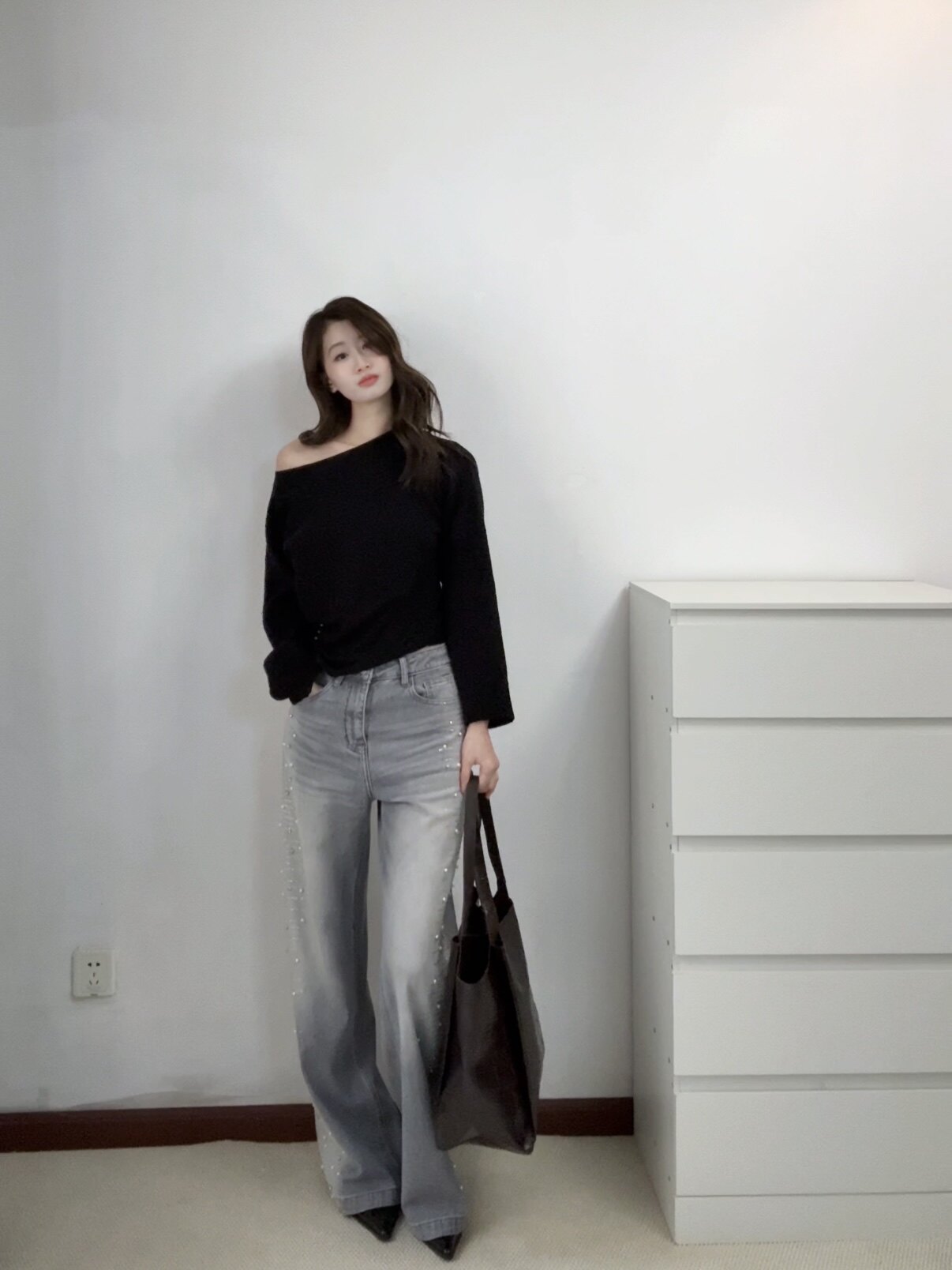 周章章"嘉顿斯"秋冬白色毛衣,斜肩收腰设计穿出温柔高级感