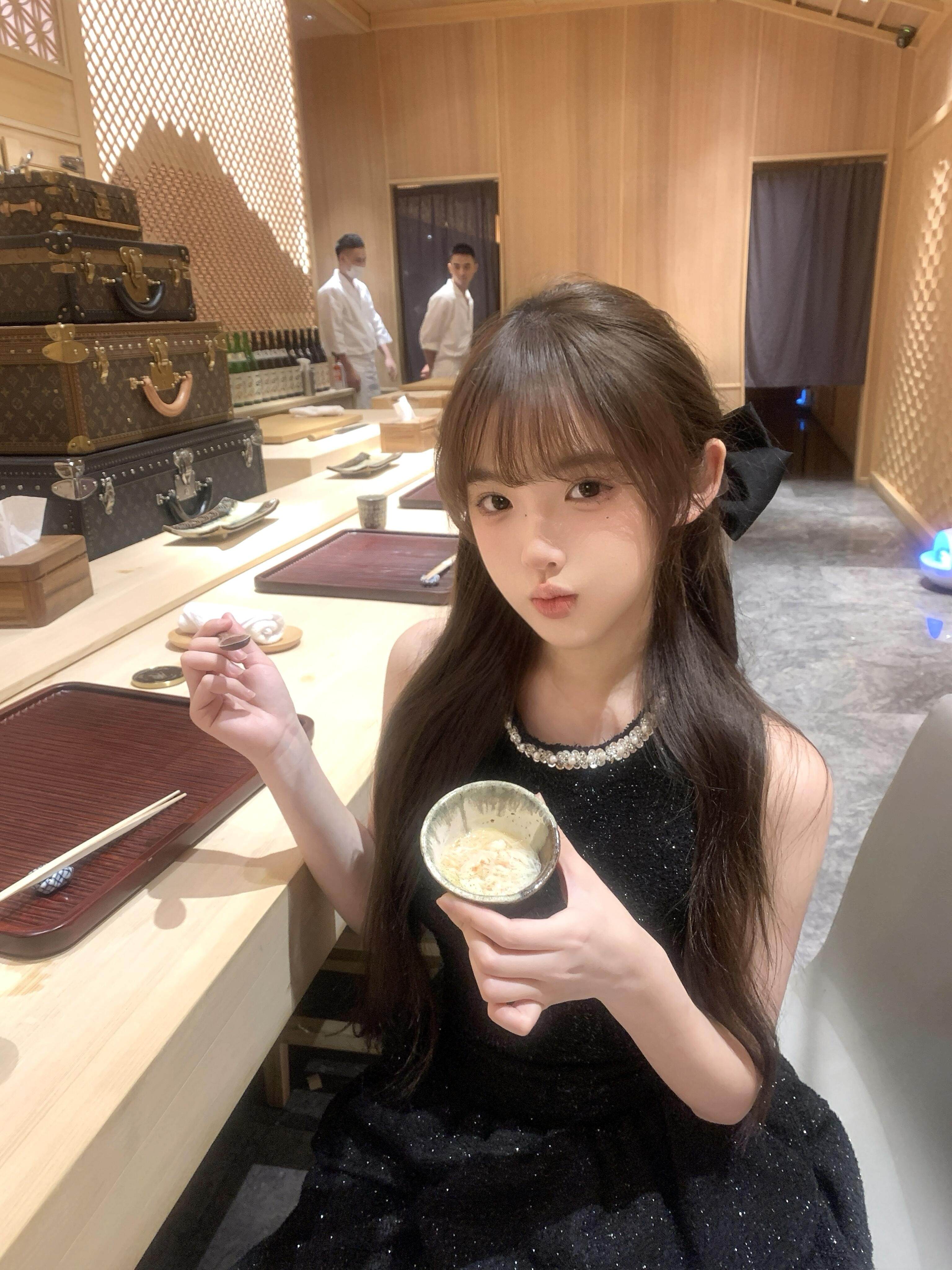 草莓鱼丸黑色无袖小香风连衣裙 千金名媛风高级感满满