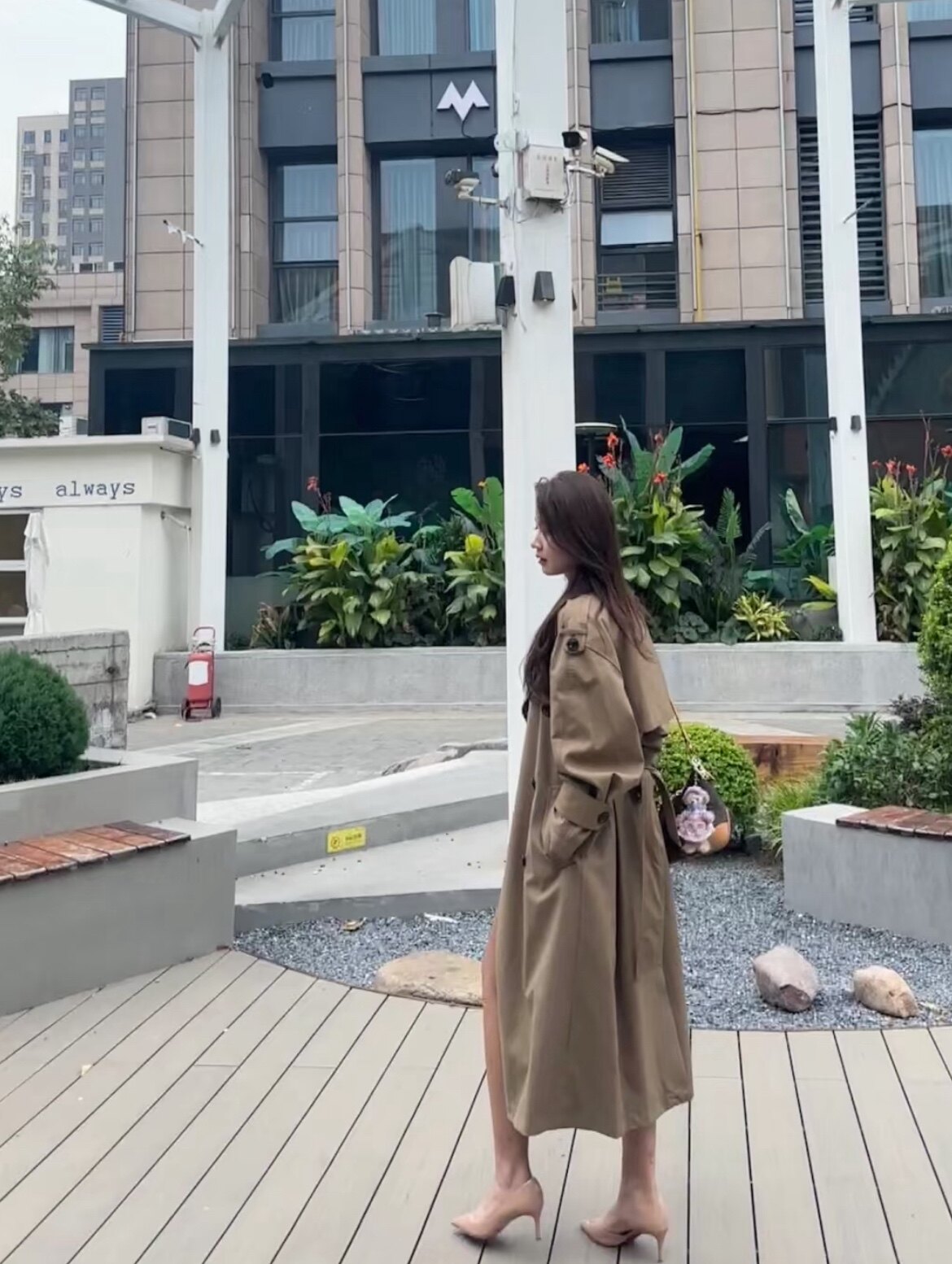 解锁法式优雅密码——周淼ZHOUMIAO"巴黎旧梦"风衣穿搭图鉴